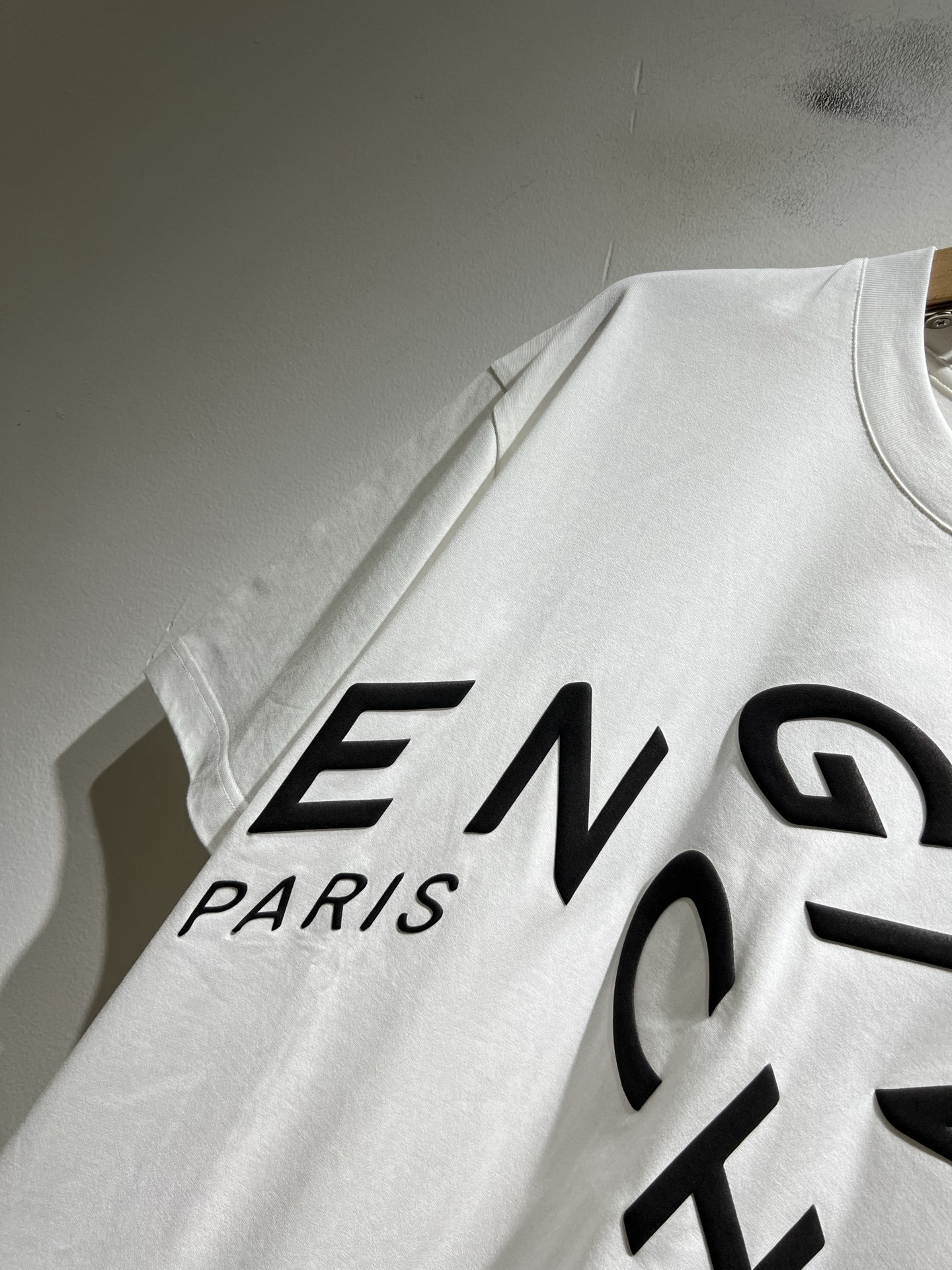 Giv*chy/纪*希2026春夏新款男女同款👫短袖T恤，主创时尚注入了全新时尚能量。通过探索各种题材和