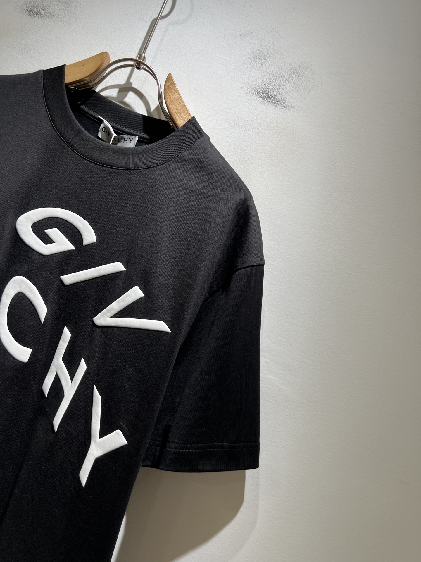 Giv*chy/纪*希2026春夏新款男女同款👫短袖T恤，主创时尚注入了全新时尚能量。通过探索各种题材和