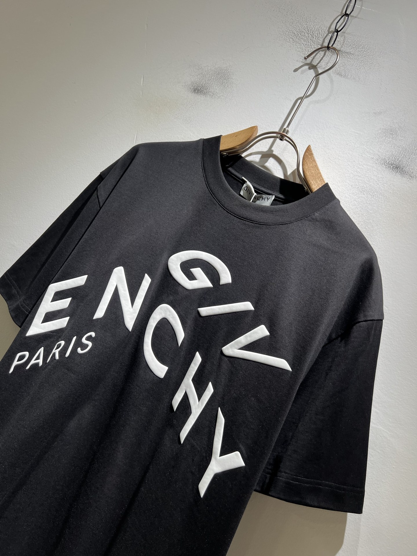 Giv*chy/纪*希2026春夏新款男女同款👫短袖T恤，主创时尚注入了全新时尚能量。通过探索各种题材和