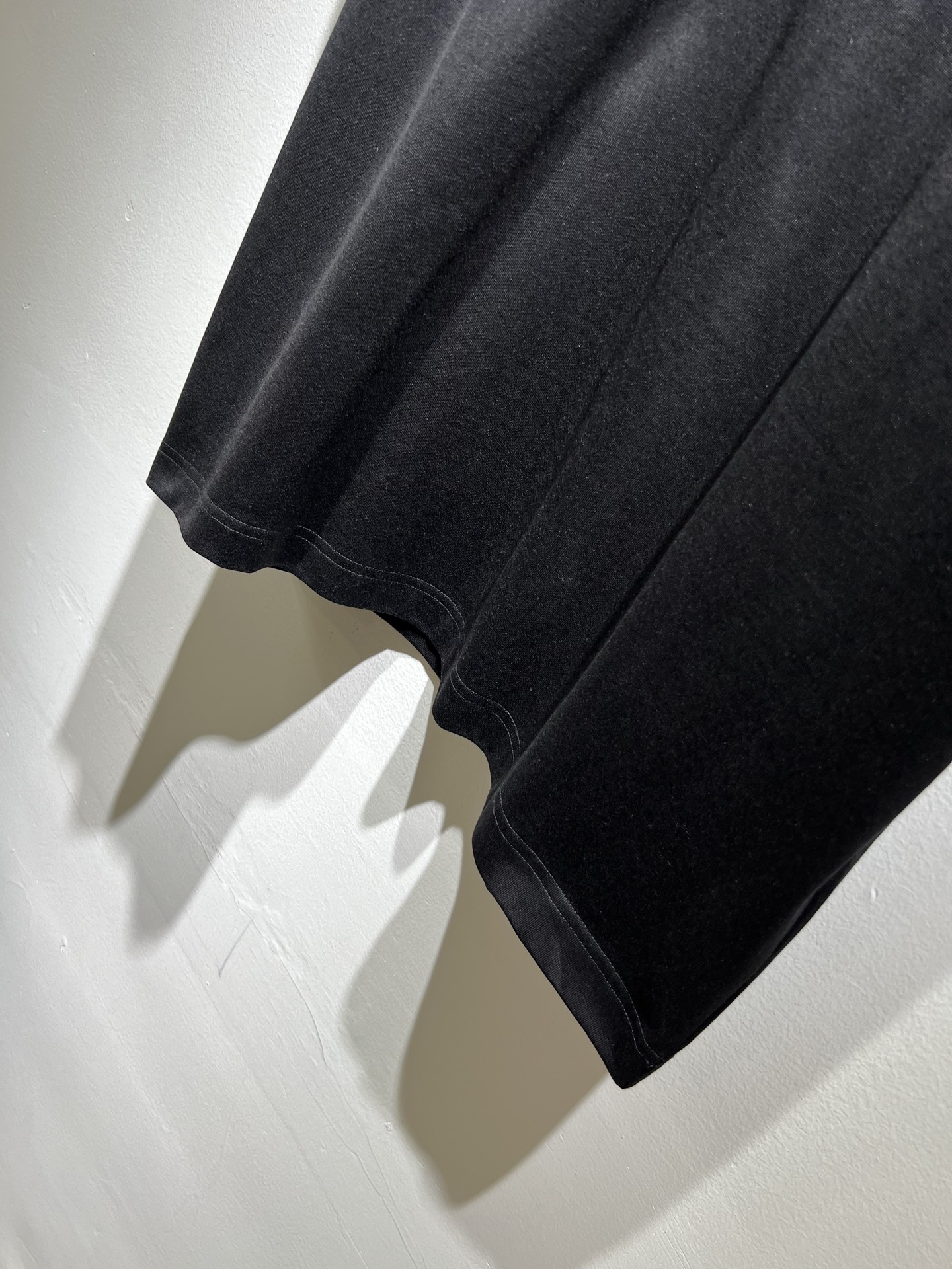 Giv*chy/纪*希2026春夏新款男女同款👫短袖T恤，主创时尚注入了全新时尚能量。通过探索各种题材和