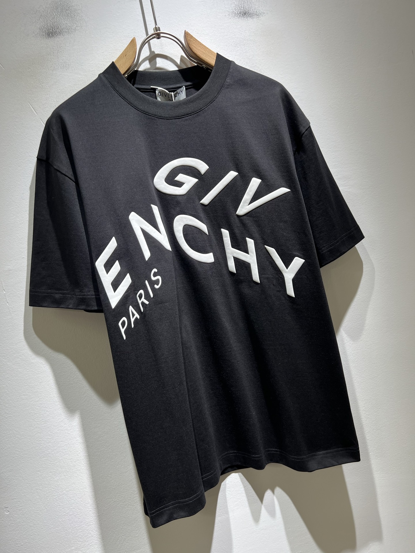 Giv*chy/纪*希2026春夏新款男女同款👫短袖T恤，主创时尚注入了全新时尚能量。通过探索各种题材和
