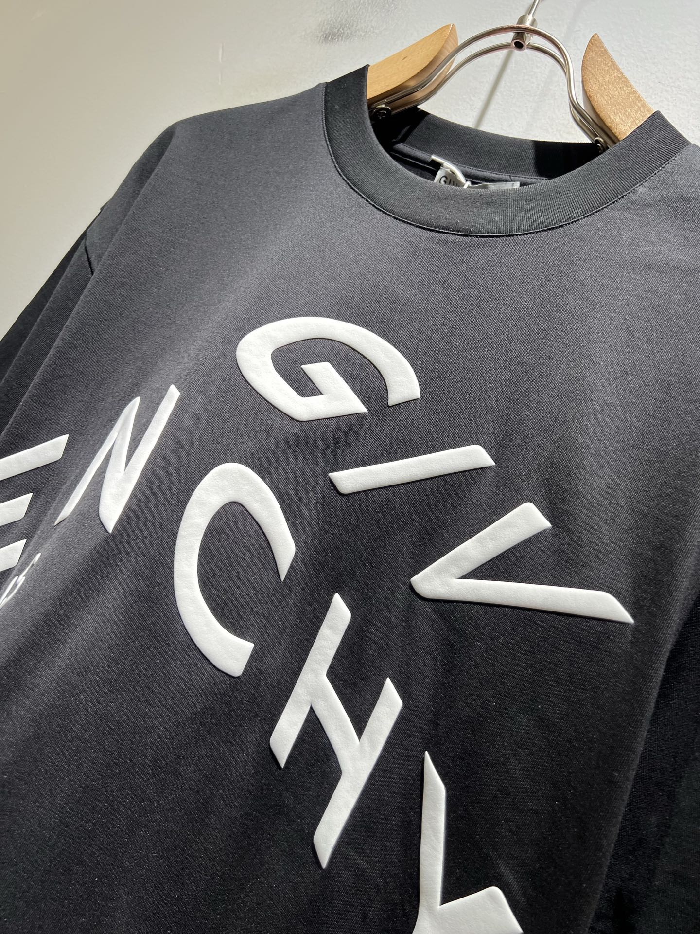 Giv*chy/纪*希2026春夏新款男女同款👫短袖T恤，主创时尚注入了全新时尚能量。通过探索各种题材和