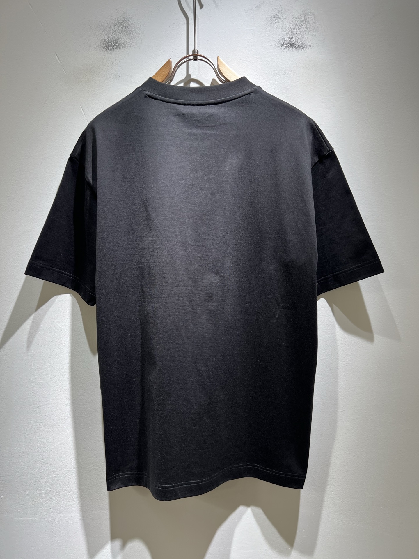 Giv*chy/纪*希2026春夏新款男女同款👫短袖T恤，主创时尚注入了全新时尚能量。通过探索各种题材和