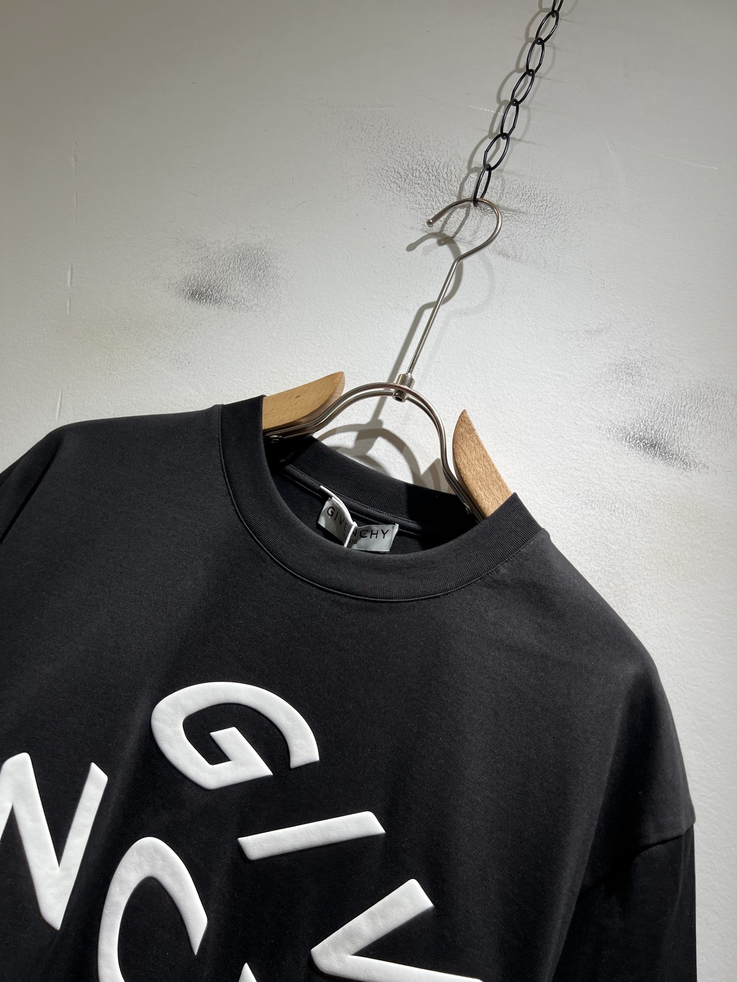 Giv*chy/纪*希2026春夏新款男女同款👫短袖T恤，主创时尚注入了全新时尚能量。通过探索各种题材和