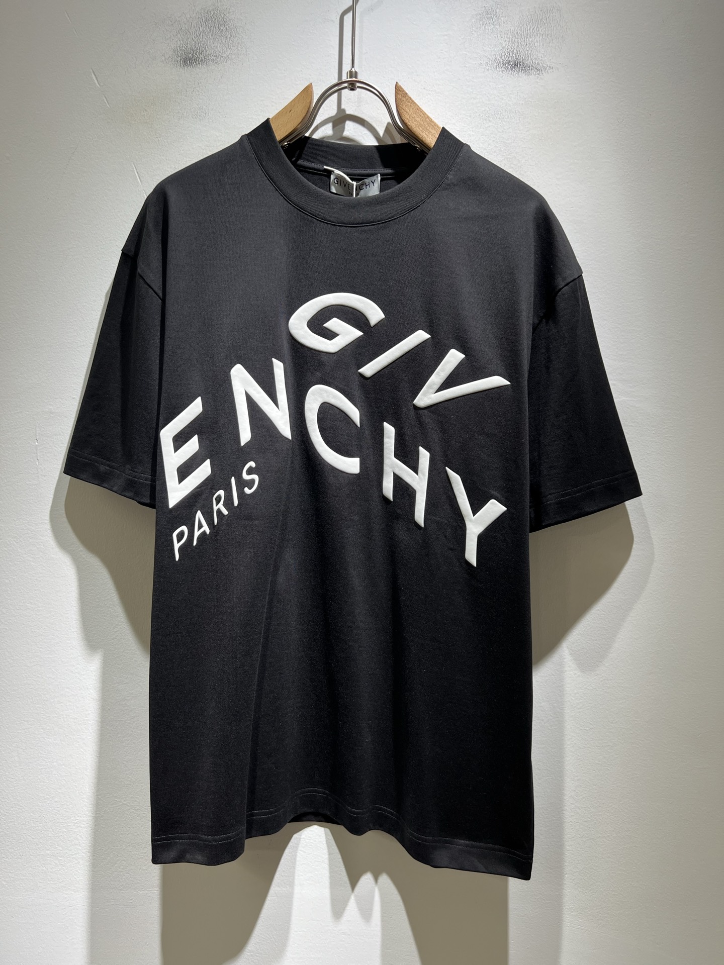 Giv*chy/纪*希2026春夏新款男女同款👫短袖T恤，主创时尚注入了全新时尚能量。通过探索各种题材和