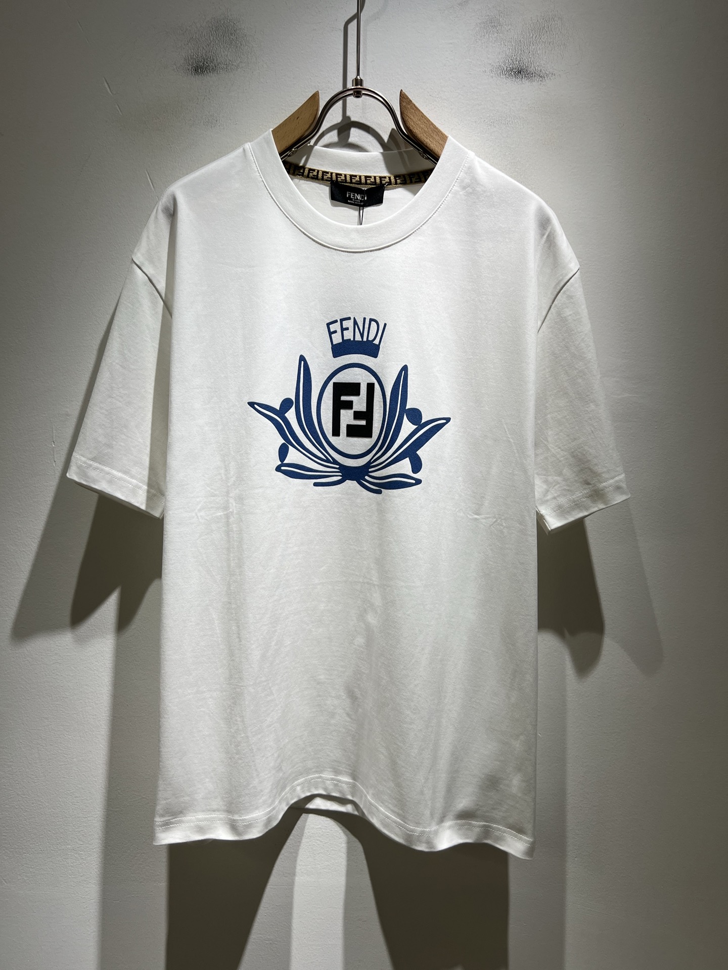 NO:736406,FEN*I Fen*di 2026 spring and summer new FD family FF short-sleeved T-shirt for men and women, versatile and extremely short-sleeved T-shirt for men and women. Italian original order, popular item of FD family, simple and solid color. It is the enduring iconic product of FD family, full of representativeness and full sense of specification. It is worth buying for all FD fans!  Pure Italian channel order, the FD family's high-end and popular product, a very popular item at the moment, with the iconic letter logo pattern printed and decorated!  High-end goods worth keeping for yourself and giving away!  Trendy and good-looking, full of trendy atmosphere, extremely high-grade and standard, and using a very classic black and white two-color combination, which gives a strong visual impact and is highly recognizable. It is made of top-grade exclusive pure cotton fabric, feels soft, delicate and comfortable, and the appearance is quite advanced and classy!  It perfectly interprets the charm of the brand and leaves a deep impression on people. It is more fashionable and charming, and the upper body is simple, elegant and fashionable, and there is no pressure to wear it!  Wear it alone or paired with it, it’s a beautiful sight that can’t be ignored!  Size M-3XL,,fendi,dior,T-shirt,tees,t-shirt,19860909FEN*I 芬*迪2026春夏新款FD家族FF男女同款短袖T恤,男女同款百搭极简短袖.意大利原厂订单,FD家族人气单品,简约纯色系打造.FD家族经久不衰的标志性臻品,代表性十足,规格感十足的精品,所有FD粉丝都值得抢购的精品！纯正意代渠道订单,FD家族的高奢人气爆款产物,当下十分火爆的单品,标志性字母logo图案印花修饰！值得自留和送人的高端货！新潮又好看,潮流气息感十足,档次规格感极高,并且采用十分经典的的黑白双色搭配,给人的视觉冲击感相当强烈,有着极高的辨识度,顶级专属纯棉面料,打造,触感柔软细腻舒适,品相相当高级有档次！完美诠释品牌魅力,给人留下深刻印象.更具时尚与韵味,上身简约大方时尚,对于穿搭更是毫无压力！单穿内搭都极有味道,不可忽视的靓丽风景线！ 尺码M-3XL,,fendi,dior,T-shirt,tees，t-shirt,,Men's clothing