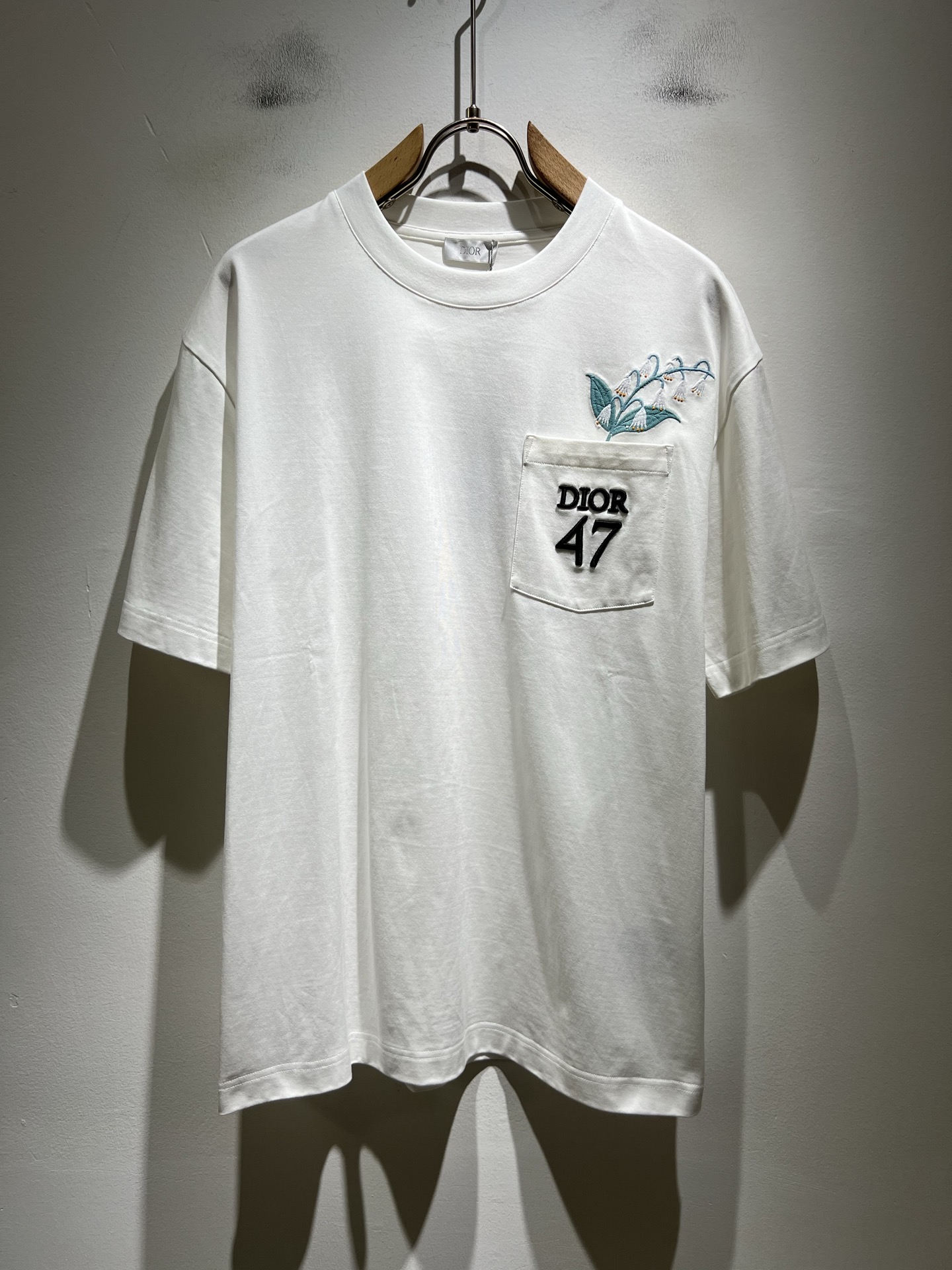 NO:745235,Dio*Dijia's new 2026 spring and summer short-sleeved T-shirts for men and women are on sale simultaneously at counters!  Customized exclusive 260g pure cotton fabric, customized original craft thread, and embroidery craft design of logo pattern on the chest!  Simple and elegant, easy to match and versatile, extremely high-grade, perfectly integrated into fashion and style, it is a top-notch fashionable style that is perfect for outer wear!  The whole thing gives people a natural feeling!  The ultimate classic versatile short-sleeved T-shirt, designed with the latest three-dimensional letter logo embroidery elements!  The ultimate heavy work, the ultimate perfection!  Fans who pursue high quality should rush to buy it by themselves, and we sincerely invite all fans who know the goods to appreciate this model together!  !  Size M-3XL,,dior,dior,T-shirt,tees,t-shirt,19860909Dio*迪家 2026春夏新款男女同款短袖T恤,专柜同步发售！定制专属260克纯棉面料,定制原版工艺螺纹,胸前logo图案刺绣工艺设计！简约大方,从容百搭,档次极高,完美融入时尚还有风情感一款完美符合外穿的顶尖时髦气质款！整体给人浑然天成的感觉！极致经典的百搭型短袖T恤,采用最新的立体字母logo刺绣元素设计！极致的重工极致的完美！追求高品质的粉丝们请自行抢购,诚邀所有识货的粉丝一同鉴赏此款！！ 尺码M-3XL,,dior,dior,T-shirt,tees，t-shirt,,Men's clothing