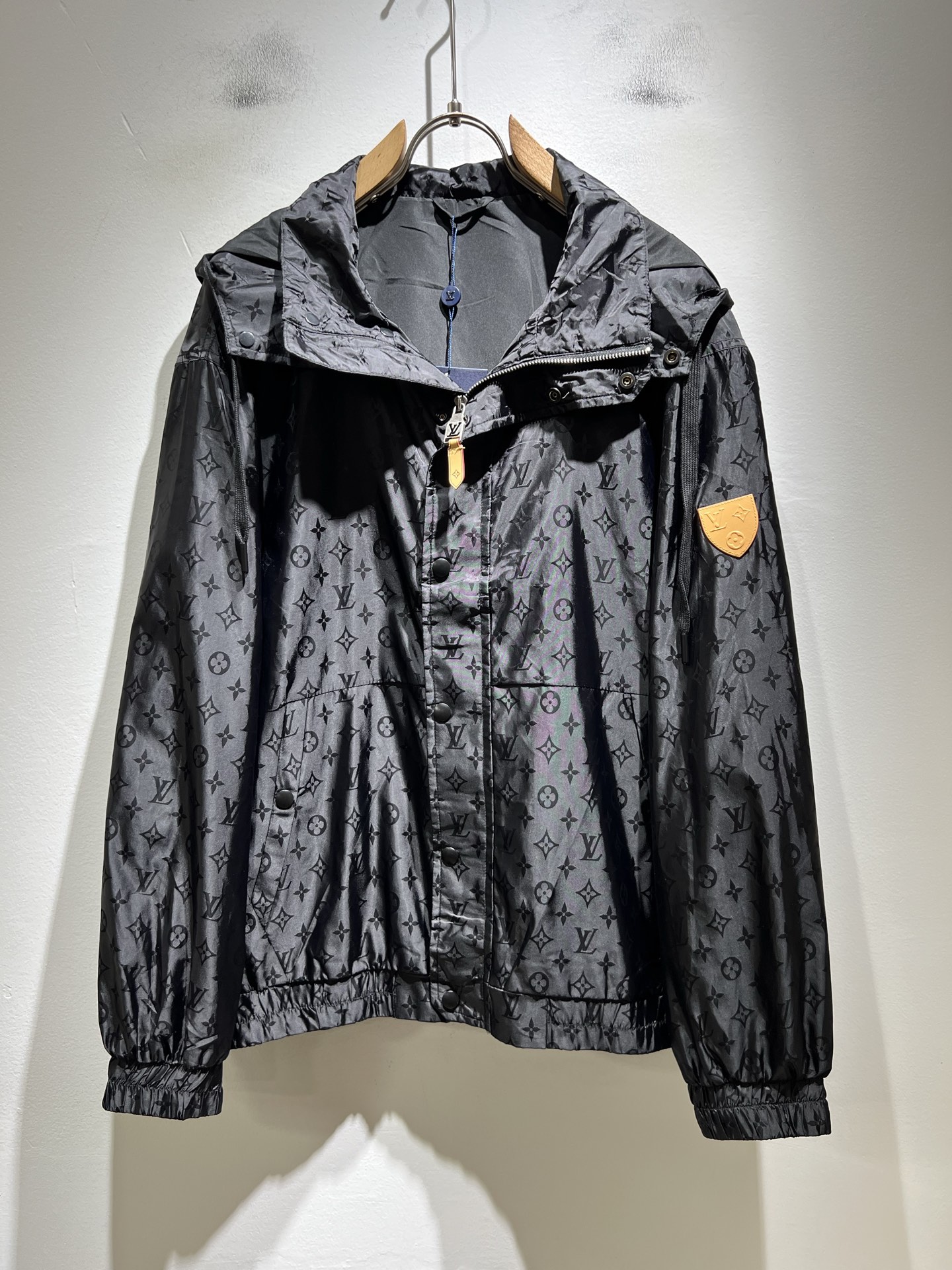 NO:736383,Louis Vuit*on Louis*den's 2025 autumn and winter new light luxury Monogram three-dimensional dark pattern craftsman and women's same style reversible jacket!  The new high-end of the Louis family, the details and quality are always so flawless, and the creative designs are endless. If you don't buy a few pieces of Louis this autumn and winter, you can't be considered a fashionista. The Monogram pattern is unparalleled, interpreting Louis' iconic elements, and it is something that everyone loves. Made of top-notch technical polyester fabric, it is super soft and tough, and has excellent breathability. It comes from world-class trade-level OEM channels, and the quantity is extremely rare and sold out. 'Donkey Brand' is a presbyopic item released every year!  The original logo has an unusual texture and is clean and neat. This is the Louis family's unique skill and the latest craftsmanship of this season. The level of detail has reached the top, and the loose three-dimensional tailoring is a unique design. It is a fusion of luxury and fashion!  Size M-3XL,,louis vuitton,louis vuitton,louis vuitton,jackets & coats,jackets & coats,19860909Louis Vuit*on 路易*登 2025秋冬新款轻奢Monogram立体暗纹工艺男女同款双面穿夹克外套！路易家族的新高端,细节品质永远的那么完美无瑕,创意设计层出不穷.今年秋冬季节没有入手几件路易你算不上时尚达人.Monogram图案无与伦比,诠释路易的标志性元素,实属人见人爱的东西.顶级的科技聚酯纤维面料打造,超级柔软且具有韧性,透气感也是绝佳.来自世界级贸易级别的代工厂渠道,数量极其稀少售完无补.“驴牌”每年都会出的老花单品！原版Logo呈现不一般的质感,干净俐落.这是路易家族的看家绝活也是本季度的最新工艺.细致化程度已经达到顶端了,宽松立体剪裁的版型设计堪称一绝.属于奢华与时尚的融合！尺码M-3XL,,louis vuitton,louis vuitton,louis vuitton,jackets & coats,jackets & coats,,Men's clothing