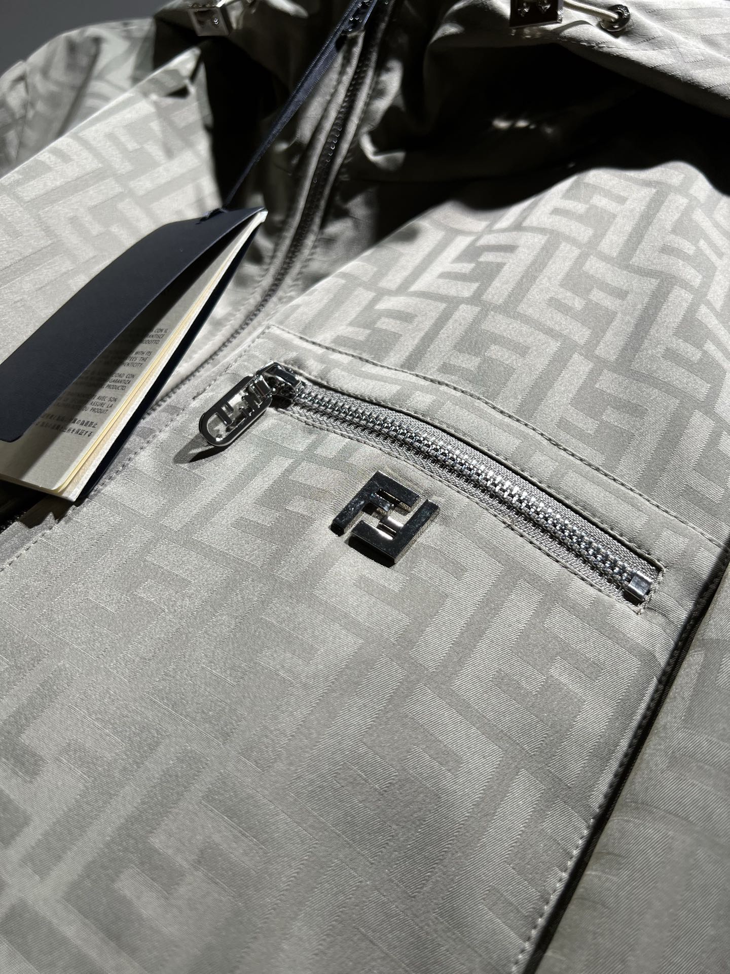 FEN*I 芬*迪 2026春夏新款男士夹克外套，意大利原厂订单，FD家族人气单品，代表性十足，规格感十