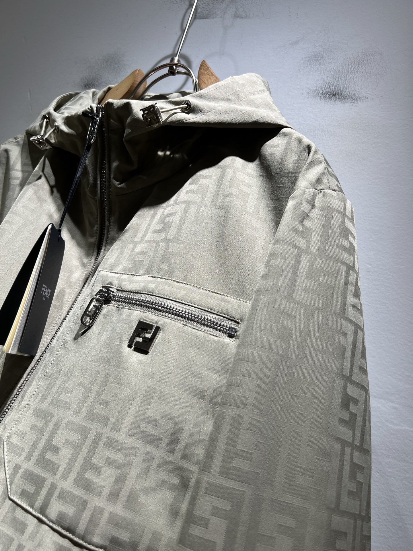 FEN*I 芬*迪 2026春夏新款男士夹克外套，意大利原厂订单，FD家族人气单品，代表性十足，规格感十