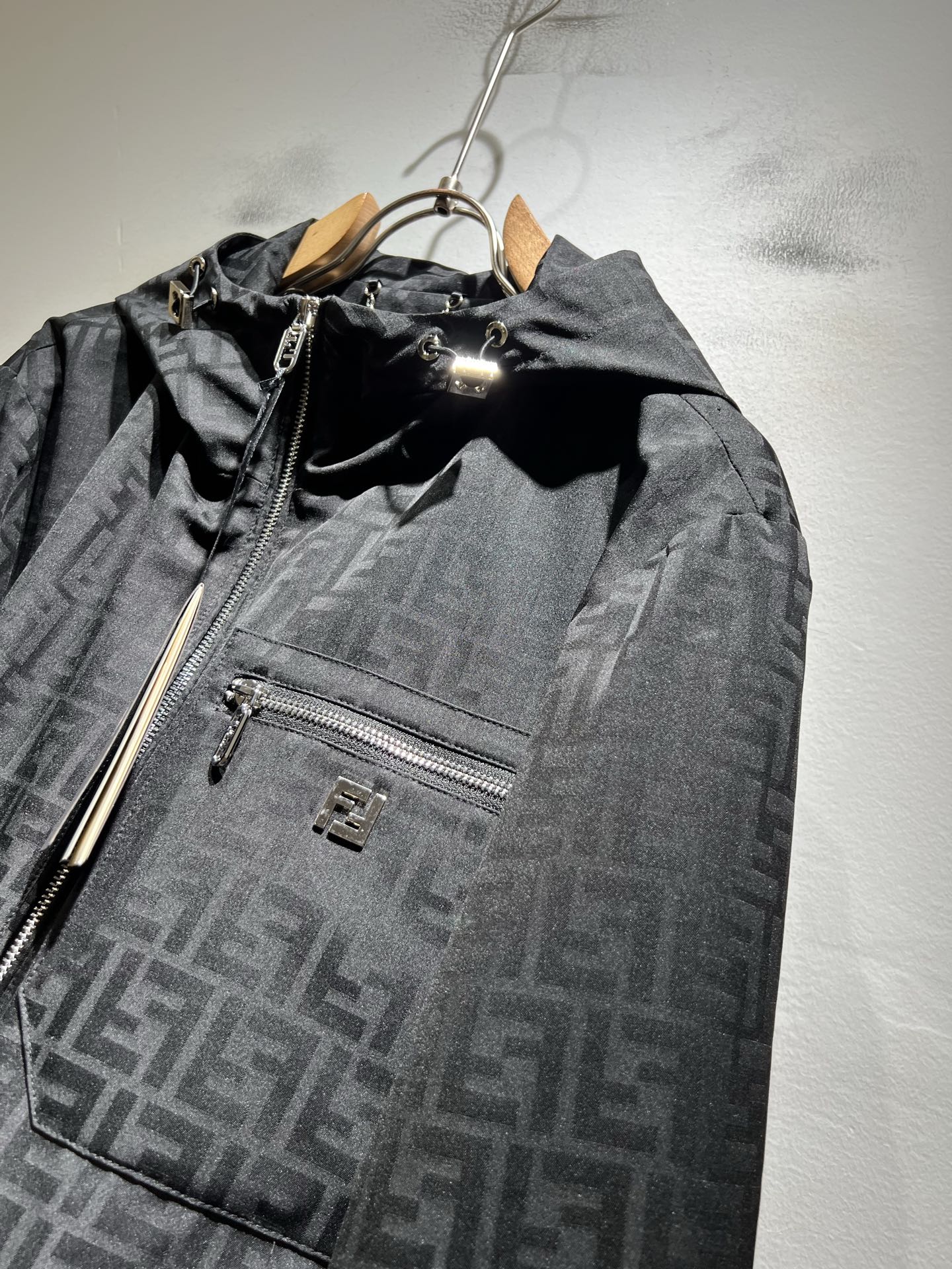 FEN*I 芬*迪 2026春夏新款男士夹克外套，意大利原厂订单，FD家族人气单品，代表性十足，规格感十