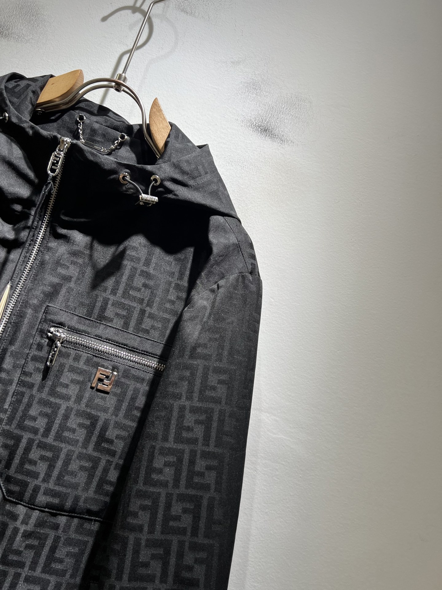 FEN*I 芬*迪 2026春夏新款男士夹克外套，意大利原厂订单，FD家族人气单品，代表性十足，规格感十