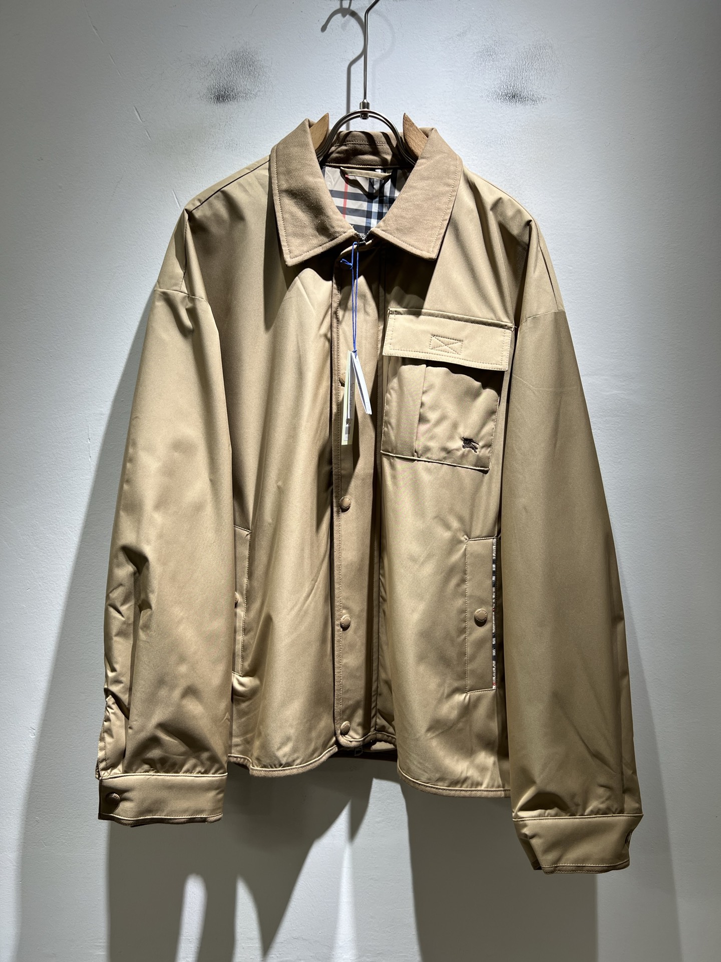 NO:745280,BURBER*Y's new 2026 spring and summer jackets are here. They are made of pure cotton fabrics that have become popular recently. They are high-end outdoor sports and leisure series and are a very hot sports trend!  The latest special material developed by BUR, memory fabric is also called memory cloth, which refers to fabrics with shape memory function and embroidery design of logo pattern on the hem!  Killing all the versions on the market, it can only be said that they are not of the same level at all. No matter in terms of materials, detail restoration and craftsmanship, we are not afraid of any challenges, just to provide you with wonderful products as always. A style that implements BUR's core concept tightly binds plaid and fashion, and always maintains perfection. The simple but not simple design style perfectly meets your daily needs. Size: M-3XL,, burberry, jackets & coats, jackets & coats,19860909BURBER*Y巴*莉2026春夏新品夹克外套重磅来袭,最近比较火热的纯棉面料制作而成,高端户外运动休闲系列,非常火热运动风潮！BUR最新研发的特殊材质,记忆面料也叫记忆布,是指具有形态记忆功能的面料,下摆logo图案刺绣设计！秒杀市面上一切版本,只能说根本就不是一个级别的存在,不管是材质还是细节还原度以及工艺制作方面,不惧任何挑战,只为给大家奉献绝妙产物一如既往,始终如一,贯彻了BUR核心理念的一个款式将格纹与时尚紧紧的捆绑在一起,时刻保持完美,简约而不简单的的设计风格,完美的满足了你日常所需要的穿搭.尺码:M-3XL,,burberry,jackets & coats,jackets & coats,,Men's clothing