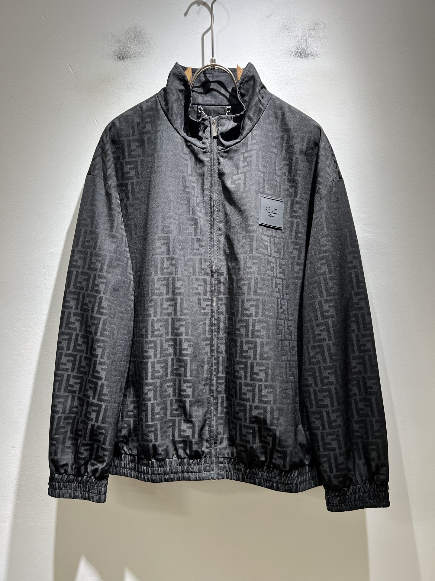 NO:745275,FEN*I Fen*di 2026 new spring and summer men's jacket, original order from Italy, a popular item of the FD family, a representative and full-scale boutique, a boutique worth buying for all FD fans!  Pure Italian channel order, the FD family's high-end and popular product, a very popular item at the moment, decorated with the panoramic iconic letters FF logo pattern!  High-end goods worth keeping for yourself and giving away!  The most classic BUGS series style items of the FD family are trendy and good-looking, full of trendy atmosphere, and extremely high-grade. It adopts a very classic black and white two-color combination, which gives people a strong visual impact and is highly recognizable. It is made of top-grade exclusive polyester fiber fabric. It feels soft, delicate and comfortable, and the appearance is quite advanced and classy!  It perfectly interprets the charm of the brand and leaves a deep impression on people. It is more fashionable and charming, and the upper body is simple, elegant and fashionable, and there is no pressure to wear it!  Wear it alone or paired with it, it’s a beautiful sight that can’t be ignored!  Size M-3XL,,fendi,dior,jackets & coats,jackets & coats,19860909FEN*I 芬*迪 2026春夏新款男士夹克外套,意大利原厂订单,FD家族人气单品,代表性十足,规格感十足的精品,所有FD粉丝都值得抢购的精品！纯正意代渠道订单,FD家族的高奢人气爆款产物,当下十分火爆的单品,全景标志性字母FF标识logo图案修饰！值得自留和送人的高端货！FD家族最为经典的BUGS系列款式单品,新潮又好看,潮流气息感十足,档次规格感极高,并且采用十分经典的的黑白双色搭配,给人的视觉冲击感相当强烈,有着极高的辨识度,顶级专属聚酯纤维面料,打造,触感柔软细腻舒适,品相相当高级有档次！完美诠释品牌魅力,给人留下深刻印象.更具时尚与韵味,上身简约大方时尚,对于穿搭更是毫无压力！单穿内搭都极有味道,不可忽视的靓丽风景线！ 尺码M-3XL,,fendi,dior,jackets & coats,jackets & coats,,Men's clothing