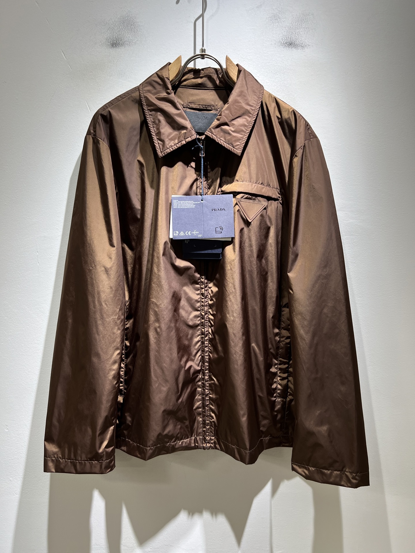 NO:736379,PRAD*A 2026 spring and summer casual jackets, the latest fashionable casual zipper jackets, fashionable jackets! The trading company channels are rare, and they are sold simultaneously on the official website. The high-quality goods that the male god is most looking forward to are coming, allowing you to feel what real luxury has connotation! This jacket is made of P’s professionally customized lightweight technical fabrics. The surface is neat, smooth and shiny, and the texture is obvious through the screen. The upper body is comfortable, light and not stuffy.  Give you the most enjoyable wearing experience!  Exquisite logo design!  It perfectly enhances the overall sense of luxury and class, and you can get the high-end luxury atmosphere at a glance! The jacket is cut in a basic and conventional style, and the upper body is versatile, simple and unobtrusive. It can easily cope with various occasions and environments. It is undoubtedly a must-have product for daily commuting! Sizes M～3XL,, prada, jackets & coats, jackets & coats,19860909PRAD*A普*达2026春夏休闲夹克外套,最新时尚休闲拉链夹克,时尚夹克外套!贸易公司渠道稀出,同步官网发售,男神最为期待的精品狠货重磅来袭,让你感受到什么叫真正的高奢有内涵!此款夹克外套选用了P家专业定制的轻薄科技面料制成,表面整洁光滑且富有光泽,质感透过屏幕都显而易 见,上身舒适轻盈不闷热, 给你最为享受的穿着体验！精致logo图案设计！完美提升了整体的奢华档次感,一眼就能Get到的高端奢华气息!基础常规的夹克版型裁剪,上身百搭简约不挑人,轻松应对各种场合与环境,属于日常通勤必备的臻品无疑!尺码M～3XL,,prada,jackets & coats,jackets & coats,,Men's clothing