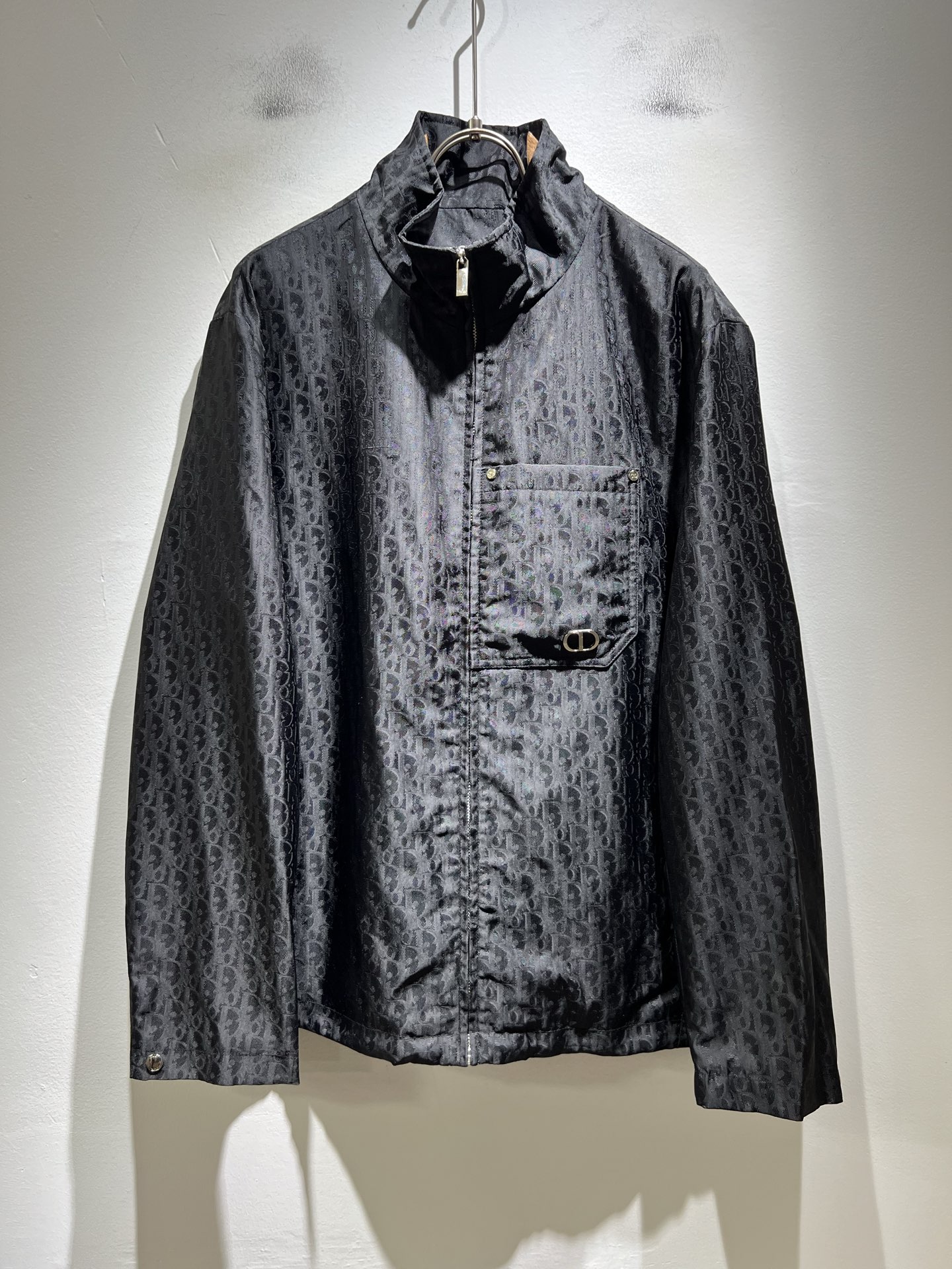 NO:736376,Dio*r's 2026 spring and summer new casual jackets for men and women are rarely available through trading company channels and are sold simultaneously on the official website. The high-quality products that men and women are most looking forward to are coming, allowing you to feel what true luxury has connotation! This style is made of D family's special polyester fiber fabric, with logo pattern hardware design on the chest!  Full of brand style!  The surface is clean, smooth and glossy, and the texture is clearly visible through the screen. It is your most enjoyable wearing experience! It perfectly enhances the overall sense of luxury and you can get the high-end luxury atmosphere at a glance! The basic and conventional jacket cut, the upper body is versatile, simple and not picky, and can easily cope with various occasions and environments. It is undoubtedly a must-have product for daily commuting! Sizes M～3XL,, dior, dior, jackets & coats, jackets & coats,19860909Dio*r迪*奥2026春夏新品男女同款休闲夹克外套,贸易公司渠道稀出,同步官网发售,男神女神最为期待的精品狠货重磅来袭,让你感受到什么叫真正的高奢有内涵!此款选用D家专用聚酯纤维面料制成,胸前logo图案五金设计！满满的品牌风格！表面整洁光滑且富有光泽,质感透过屏幕都显而易 见,你最为享受的穿着体验! 完美提升了整体的奢华档次感,一眼就能Get到的高端奢华气息!基础常规的夹克版型裁剪,上身百搭简约不挑人,轻松应对各种场合与环境,属于日常通勤必备的臻品无疑!尺码M～3XL,,dior,dior,jackets & coats,jackets & coats,,Men's clothing