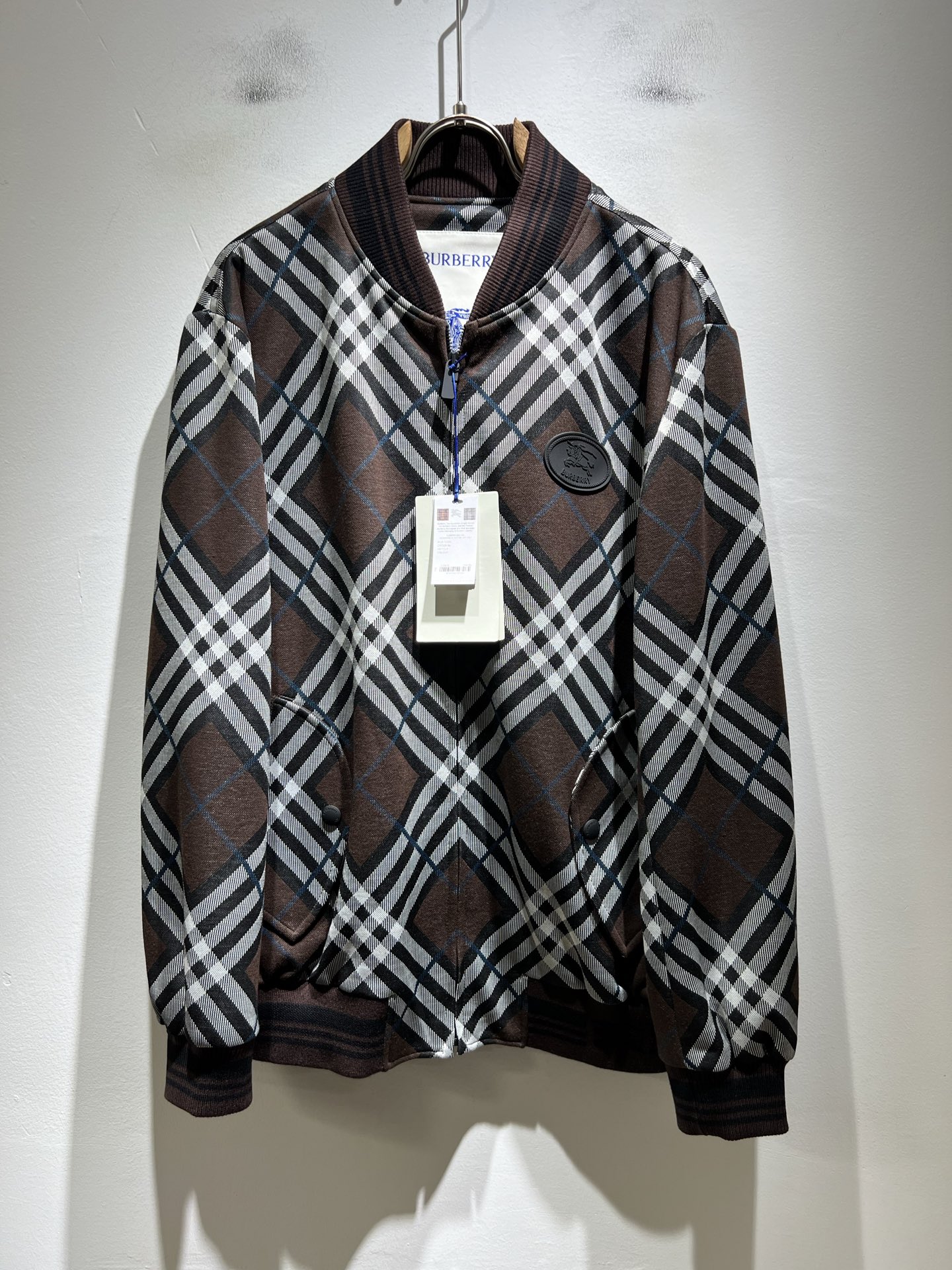 NO:736418,BURBER*Y's new 2026 spring and summer jackets are here. They are made of pure cotton fabrics that have become very popular recently. They are high-end outdoor sports and leisure series and are a very hot sports trend!  The latest special material developed by BUR, memory fabric is also called memory cloth, with panoramic plaid pattern design!  Chest logo badge design!  Killing all the versions on the market, it can only be said that they are not of the same level at all. No matter in terms of materials, detail restoration and craftsmanship, we are not afraid of any challenges, just to provide you with wonderful products as always. A style that implements BUR's core concept tightly binds plaid and fashion, and always maintains perfection. The simple but not simple design style perfectly meets your daily needs. Size: M-3XL,, burberry, jackets & coats, jackets & coats,19860909BURBER*Y巴*莉2026春夏新品夹克外套重磅来袭,最近比较火热纯棉面料制作而成,高端户外运动休闲系列,非常火热运动风潮！BUR最新研发的特殊材质,记忆面料也叫记忆布,全景格子图案设计！胸前logo徽章设计！秒杀市面上一切版本,只能说根本就不是一个级别的存在,不管是材质还是细节还原度以及工艺制作方面,不惧任何挑战,只为给大家奉献绝妙产物一如既往,始终如一,贯彻了BUR 核心理念的一个款式将格纹与时尚紧紧的捆绑在一起,时刻保持完美,简约而不简单的的设计风格,完美的满足了你日常所需要的穿搭.尺码:M-3XL,,burberry,jackets & coats,jackets & coats,,Men's clothing