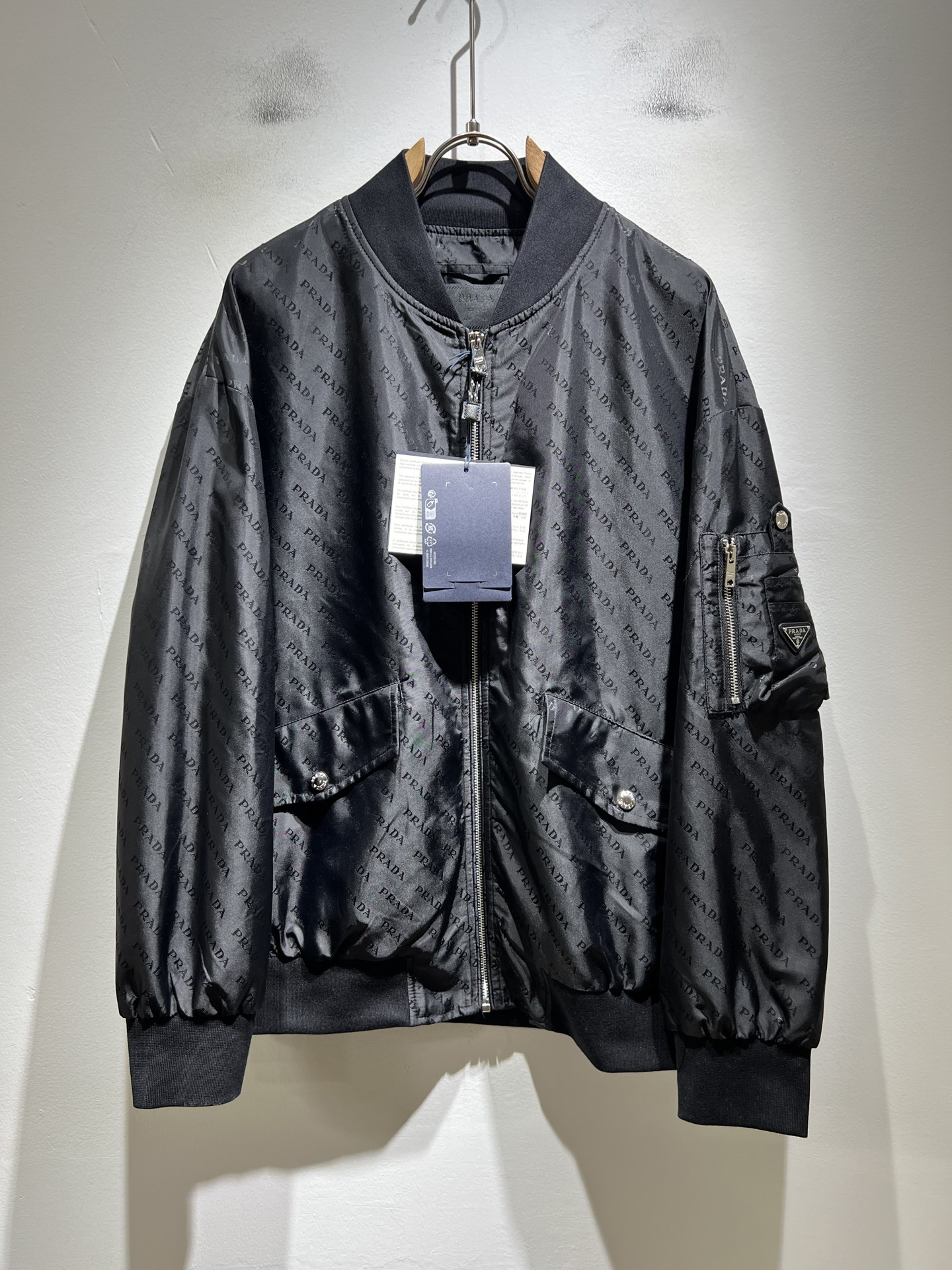 NO:745230,PRAD*A 2026 spring and summer casual jackets, the latest fashionable casual zipper jackets, fashionable jackets! The trading company channels are rare, and they are sold simultaneously on the official website. The high-quality goods that the male god is most looking forward to are coming, allowing you to feel what real luxury has connotation! This jacket is made of P’s professionally customized lightweight technical fabrics. The surface is neat, smooth and shiny, and the texture is obvious through the screen. The upper body is comfortable, light and not stuffy.  Give you the most enjoyable wearing experience!  Exquisite logo design!  It perfectly enhances the overall sense of luxury and class, and you can get the high-end luxury atmosphere at a glance! The jacket is cut in a basic and conventional style, and the upper body is versatile, simple and unobtrusive. It can easily cope with various occasions and environments. It is undoubtedly a must-have product for daily commuting! Sizes M～3XL,, prada, jackets & coats, jackets & coats,19860909PRAD*A普*达2026春夏休闲夹克外套,最新时尚休闲拉链夹克,时尚夹克外套!贸易公司渠道稀出,同步官网发售,男神最为期待的精品狠货重磅来袭,让你感受到什么叫真正的高奢有内涵!此款夹克外套选用了P家专业定制的轻薄科技面料制成,表面整洁光滑且富有光泽,质感透过屏幕都显而易 见,上身舒适轻盈不闷热, 给你最为享受的穿着体验！精致logo图案设计！完美提升了整体的奢华档次感,一眼就能Get到的高端奢华气息!基础常规的夹克版型裁剪,上身百搭简约不挑人,轻松应对各种场合与环境,属于日常通勤必备的臻品无疑!尺码M～3XL,,prada,jackets & coats,jackets & coats,,Men's clothing