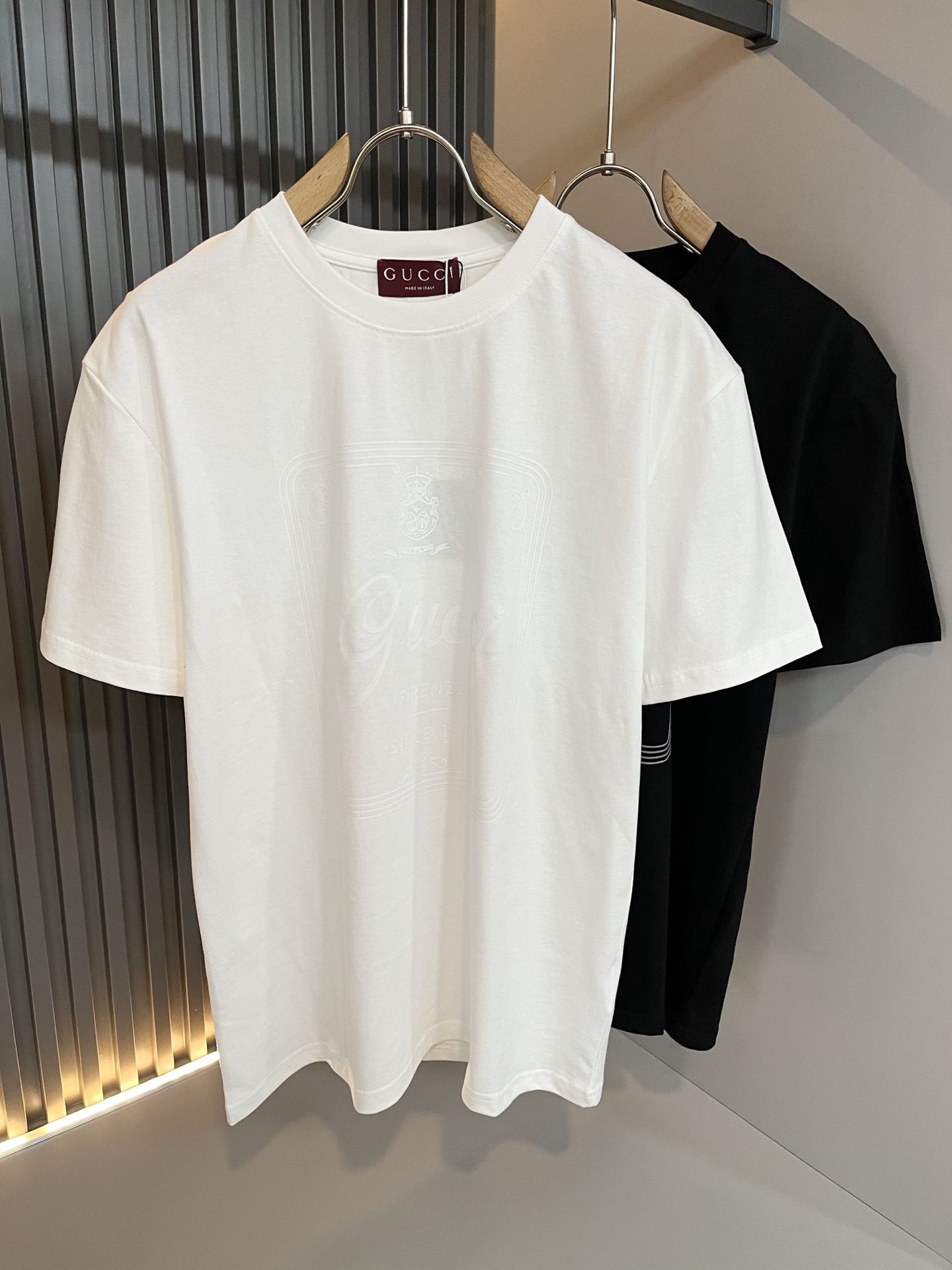 NO:736368,Gucc*Gujia 2026 spring and summer new casual loose cotton round neck short-sleeved T-shirt for gay couples!  Trading company channels are rare and available on the official website simultaneously!  The latest 2026 spring and summer series, classic fashion design elements, inject full vitality into the new series. This T-shirt is made of carefully selected imported cotton fabrics supplied by customers. The fabric feels skin-friendly, soft and delicate, and has a logo printed design on the body!  It has an extremely comfortable and breathable wearing experience. The whole piece is very eye-catching and fashionable, and is deeply loved by young people today!  Basic loose round neck cut, unisex style regardless of age and gender, suitable for matching all styles and looks you need in daily life!  It is recommended to wear couple outfits when going out on the street, it will be more eye-catching!  Size S-XL,,gucci,gucci,T-shirt,tees,t-shirt,19860909Gucc*古家 2026春夏新款男女同情侣款休闲宽松棉质圆领短袖T恤衫！贸易公司渠道稀出,同步官网发售 ！ 2026春夏最新系列,经典时尚设计元素,为全新系列注入满满活力,这款T恤衫用心甄选客供进口棉面料制成,面料手感亲肤柔软细腻,衣身logo印花设计！拥有着无比舒适透气性的穿着体验,整件单品极具吸睛度与时尚感,深受当下年轻人的喜爱！基础宽松的圆领版型裁剪,不分年龄与性别的中性款式,适合搭配你日常所需的所有风格与造型！建议搭配情侣装出街会更为养眼出色！尺码S-XL,,gucci,gucci,T-shirt,tees，t-shirt,,Men's clothing