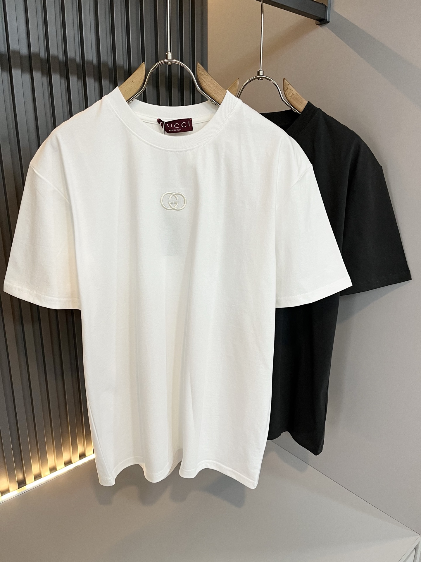 NO:736358,Gucc*Gujia 2026 spring and summer new casual loose cotton round neck short-sleeved T-shirt for gay couples!  Trading company channels are rare and available on the official website simultaneously!  The latest 2026 spring and summer series, classic fashion design elements, inject full vitality into the new series. This T-shirt is made of carefully selected imported cotton fabrics supplied by customers. The fabric feels skin-friendly, soft and delicate, and has a logo embroidery design on the body!  It has an extremely comfortable and breathable wearing experience. The whole piece is very eye-catching and fashionable, and is deeply loved by young people today!  Basic loose round neck cut, unisex style regardless of age and gender, suitable for matching all styles and looks you need in daily life!  It is recommended to wear couple outfits when going out on the street, it will be more eye-catching!  Size S-XL,,gucci,gucci,T-shirt,tees,t-shirt,19860909Gucc*古家 2026春夏新款男女同情侣款休闲宽松棉质圆领短袖T恤衫！贸易公司渠道稀出,同步官网发售 ！ 2026春夏最新系列,经典时尚设计元素,为全新系列注入满满活力,这款T恤衫用心甄选客供进口棉面料制成,面料手感亲肤柔软细腻,衣身logo刺绣设计！拥有着无比舒适透气性的穿着体验,整件单品极具吸睛度与时尚感,深受当下年轻人的喜爱！基础宽松的圆领版型裁剪,不分年龄与性别的中性款式,适合搭配你日常所需的所有风格与造型！建议搭配情侣装出街会更为养眼出色！尺码S-XL,,gucci,gucci,T-shirt,tees，t-shirt,,Men's clothing