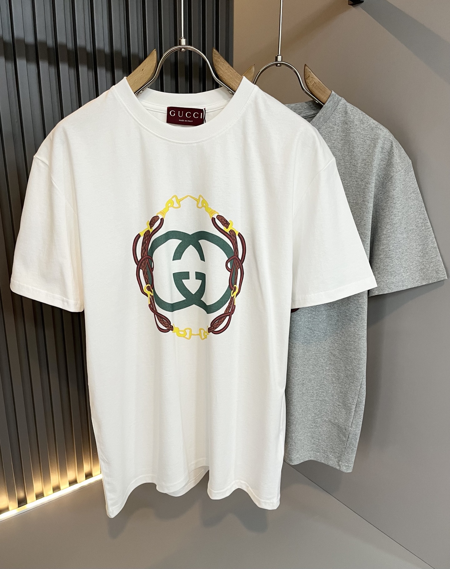 NO:736346,Gucc*Gujia 2026 spring and summer new casual loose cotton round neck short-sleeved T-shirt for gay couples!  Trading company channels are rare and available on the official website simultaneously!  The latest 2026 spring and summer series, classic fashion design elements, inject full vitality into the new series. This T-shirt is made of carefully selected imported cotton fabrics supplied by customers. The fabric feels skin-friendly, soft and delicate, and has a logo printed design on the body!  It has an extremely comfortable and breathable wearing experience. The whole piece is very eye-catching and fashionable, and is deeply loved by young people today!  Basic loose round neck cut, unisex style regardless of age and gender, suitable for matching all styles and looks you need in daily life!  It is recommended to wear couple outfits when going out on the street, it will be more eye-catching!  Size S-XL,,gucci,gucci,T-shirt,tees,t-shirt,19860909Gucc*古家 2026春夏新款男女同情侣款休闲宽松棉质圆领短袖T恤衫！贸易公司渠道稀出,同步官网发售 ！ 2026春夏最新系列,经典时尚设计元素,为全新系列注入满满活力,这款T恤衫用心甄选客供进口棉面料制成,面料手感亲肤柔软细腻,衣身logo印花设计！拥有着无比舒适透气性的穿着体验,整件单品极具吸睛度与时尚感,深受当下年轻人的喜爱！基础宽松的圆领版型裁剪,不分年龄与性别的中性款式,适合搭配你日常所需的所有风格与造型！建议搭配情侣装出街会更为养眼出色！尺码S-XL,,gucci,gucci,T-shirt,tees，t-shirt,,Men's clothing