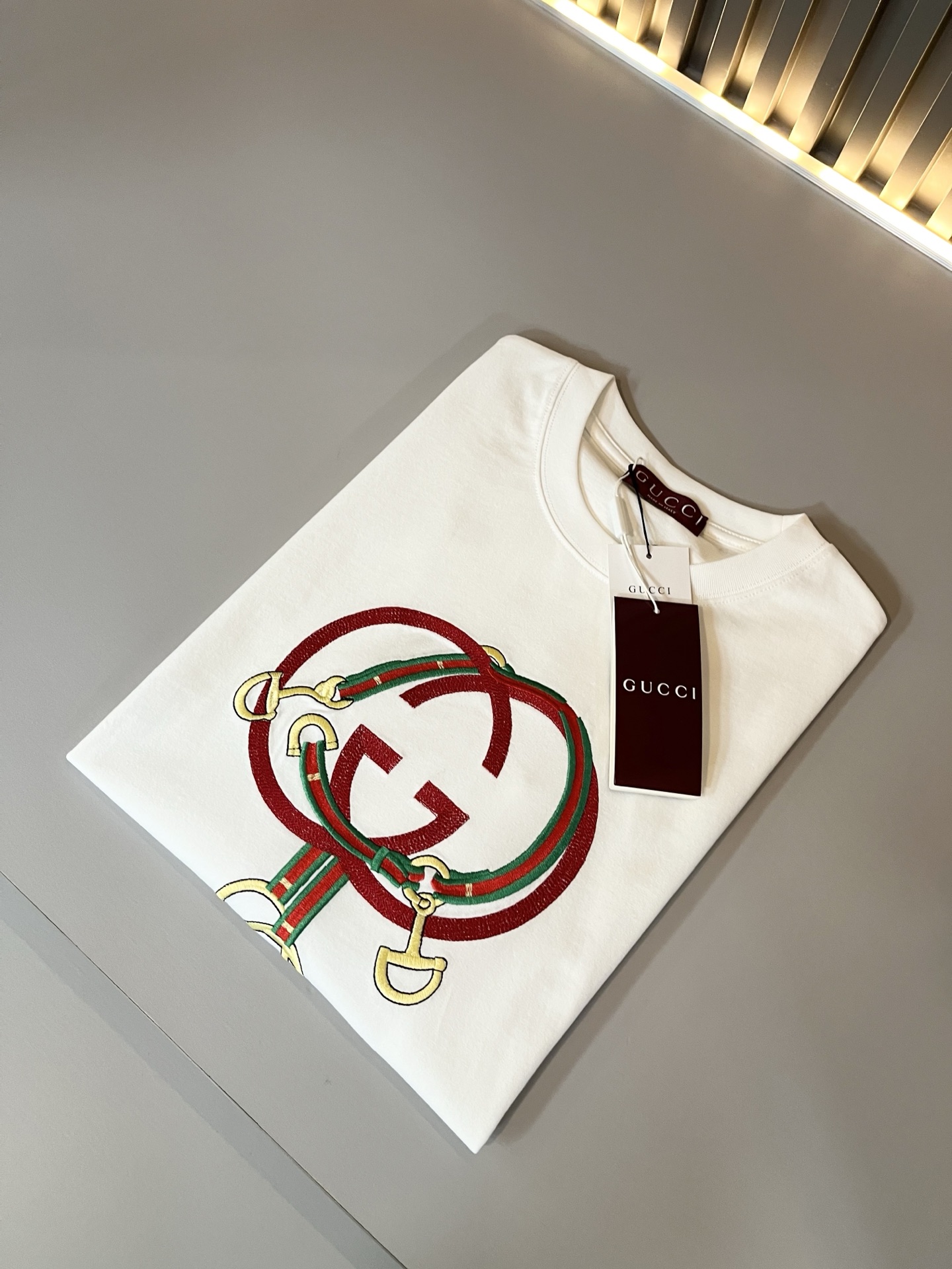 NO:736364,Gucc*Gujia 2026 spring and summer new casual loose cotton round neck short-sleeved T-shirt for gay couples!  Trading company channels are rare and available on the official website simultaneously!  The latest 2026 spring and summer series, classic fashion design elements, inject full vitality into the new series. This T-shirt is made of carefully selected imported cotton fabrics supplied by customers. The fabric feels skin-friendly, soft and delicate, and has a logo embroidery design on the body!  It has an extremely comfortable and breathable wearing experience. The whole piece is very eye-catching and fashionable, and is deeply loved by young people today!  Basic loose round neck cut, unisex style regardless of age and gender, suitable for matching all styles and looks you need in daily life!  It is recommended to wear couple outfits when going out on the street, it will be more eye-catching!  Size S-XL,,gucci,gucci,T-shirt,tees,t-shirt,19860909Gucc*古家 2026春夏新款男女同情侣款休闲宽松棉质圆领短袖T恤衫！贸易公司渠道稀出,同步官网发售 ！ 2026春夏最新系列,经典时尚设计元素,为全新系列注入满满活力,这款T恤衫用心甄选客供进口棉面料制成,面料手感亲肤柔软细腻,衣身logo刺绣设计！拥有着无比舒适透气性的穿着体验,整件单品极具吸睛度与时尚感,深受当下年轻人的喜爱！基础宽松的圆领版型裁剪,不分年龄与性别的中性款式,适合搭配你日常所需的所有风格与造型！建议搭配情侣装出街会更为养眼出色！尺码S-XL,,gucci,gucci,T-shirt,tees，t-shirt,,Men's clothing