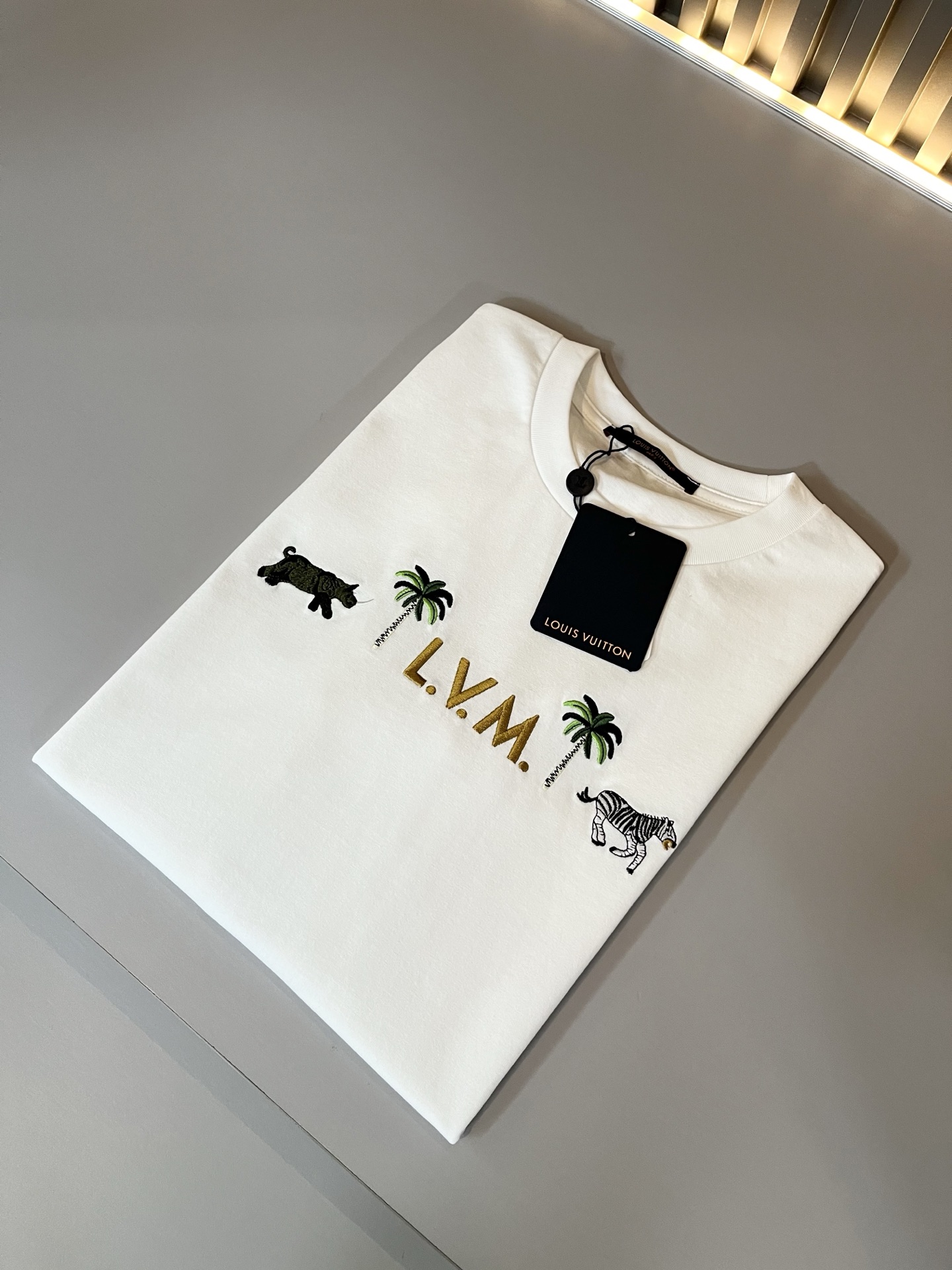 NO:736367,LouisVuitt* Louis*den's new 2026 spring and summer series of items are online. It is a very fashionable and avant-garde short-sleeved T-shirt for men and women, with logo embroidery and decoration!  It is different from the past and declares the design concept that the brand has inherited for many years!  Its eye-catching appeal is no less than any classic style, perfectly presenting the sense of fashion, high-end and luxury to the world!  It is made of imported 100% cotton material supplied by customers. It is a selection of high-quality pure cotton fabrics. It feels soft, waxy and delicate to the skin. The actual product will definitely exceed your imagination. It is extremely comfortable and breathable. Even if you sweat profusely, you will not feel greasy or stuffy. It maximizes sweat wicking and moisture absorption!  Size S-XL,,louis vuitton,louis vuitton,T-shirt,tees,t-shirt,19860909LouisVuitt*路易*登 2026春夏全新系列单品上线,非常时髦前卫的一款男女同款短袖T恤,标识logo图案刺绣修饰！区别于以往的不同,宣示品牌传承多年的设计理念！其吸睛度完全不亚于任何经典款式,将时髦高级感与奢华感完美呈现在世人眼前！客供进口全棉材质制成,精选优质纯棉面料,触感软糯亲肤细腻,实物到手绝对超乎你的想象,贴身无比舒适透气,即便是汗流浃背也不会有腻身及闷热感可言,将排汗吸湿性发挥到了极致！尺码S-XL,,louis vuitton,louis vuitton,T-shirt,tees，t-shirt,,Men's clothing