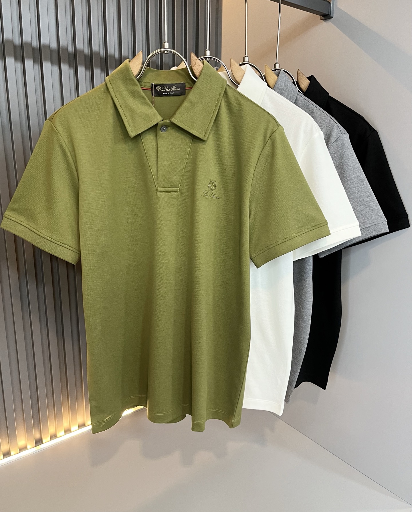 NO:736370,Loro Piana 2026 spring and summer men's latest trade order short-sleeved Polo shirt, in full condition!  !  Customized pique cotton fabric!  The upper body is comfortable and breathable, not stiff, and the overall body has a rich three-dimensional feel. Quality export order, customized exclusive pique cotton fabric tailoring, to meet the simple needs of commuters for clothing. The upper body effect is very good, slimming, and not picky about the figure. The fabric workmanship... is impeccable, only good craftsmanship and good fabrics can wear a good taste, a must-have item for everyone!  Size M-3XL,,loro piana,T-shirt,19860909Loro Piana诺悠翩雅 2026春夏男士最新的贸易订单短袖Polo衫,全品相！！定制珠地纯棉面料！上身舒适透气,不僵硬,整体有着丰富的立体感,品质出口订单,定制专属珠地棉面料剪裁,满足通勤人们对于着装的简约需求,上身效果很好,显瘦,不挑剔身材.面料做工....无可挑剔,好工艺好面料才能穿出好品味一款,人手必备单品！尺码M-3XL,,loro piana,T-shirt,,Men's clothing