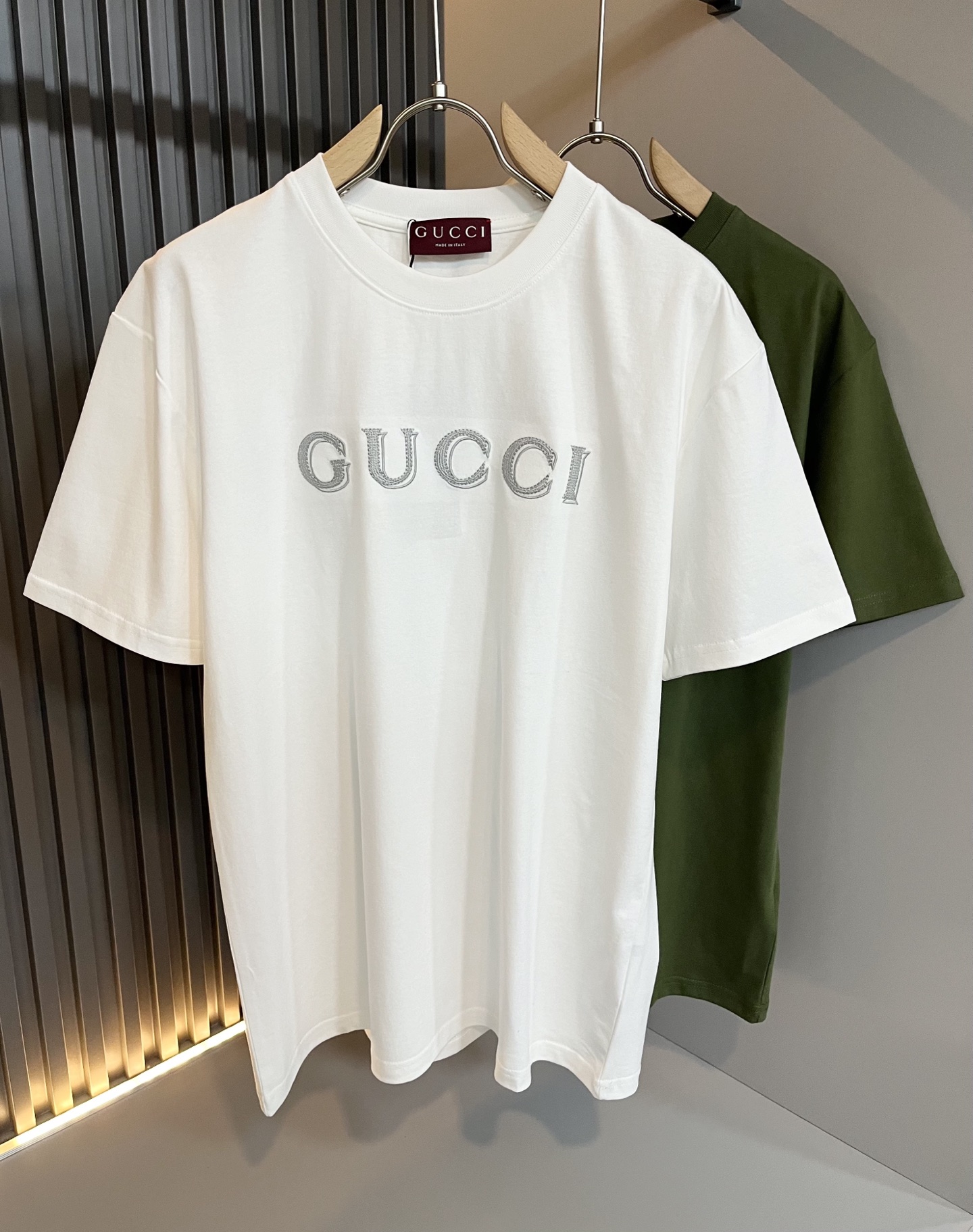 NO:736341,Gucc*Gujia 2026 spring and summer new casual loose cotton round neck short-sleeved T-shirt for gay couples!  Trading company channels are rare and available on the official website simultaneously!  The latest 2026 spring and summer series, classic fashion design elements, inject full vitality into the new series. This T-shirt is made of carefully selected imported cotton fabrics supplied by customers. The fabric feels skin-friendly, soft and delicate, and has a logo embroidery design on the body!  It has an extremely comfortable and breathable wearing experience. The whole piece is very eye-catching and fashionable, and is deeply loved by young people today!  Basic loose round neck cut, unisex style regardless of age and gender, suitable for matching all styles and looks you need in daily life!  It is recommended to wear couple outfits when going out on the street, it will be more eye-catching!  Size S-XL,,gucci,gucci,T-shirt,tees,t-shirt,19860909Gucc*古家 2026春夏新款男女同情侣款休闲宽松棉质圆领短袖T恤衫！贸易公司渠道稀出,同步官网发售 ！ 2026春夏最新系列,经典时尚设计元素,为全新系列注入满满活力,这款T恤衫用心甄选客供进口棉面料制成,面料手感亲肤柔软细腻,衣身logo刺绣设计！拥有着无比舒适透气性的穿着体验,整件单品极具吸睛度与时尚感,深受当下年轻人的喜爱！基础宽松的圆领版型裁剪,不分年龄与性别的中性款式,适合搭配你日常所需的所有风格与造型！建议搭配情侣装出街会更为养眼出色！尺码S-XL,,gucci,gucci,T-shirt,tees，t-shirt,,Men's clothing