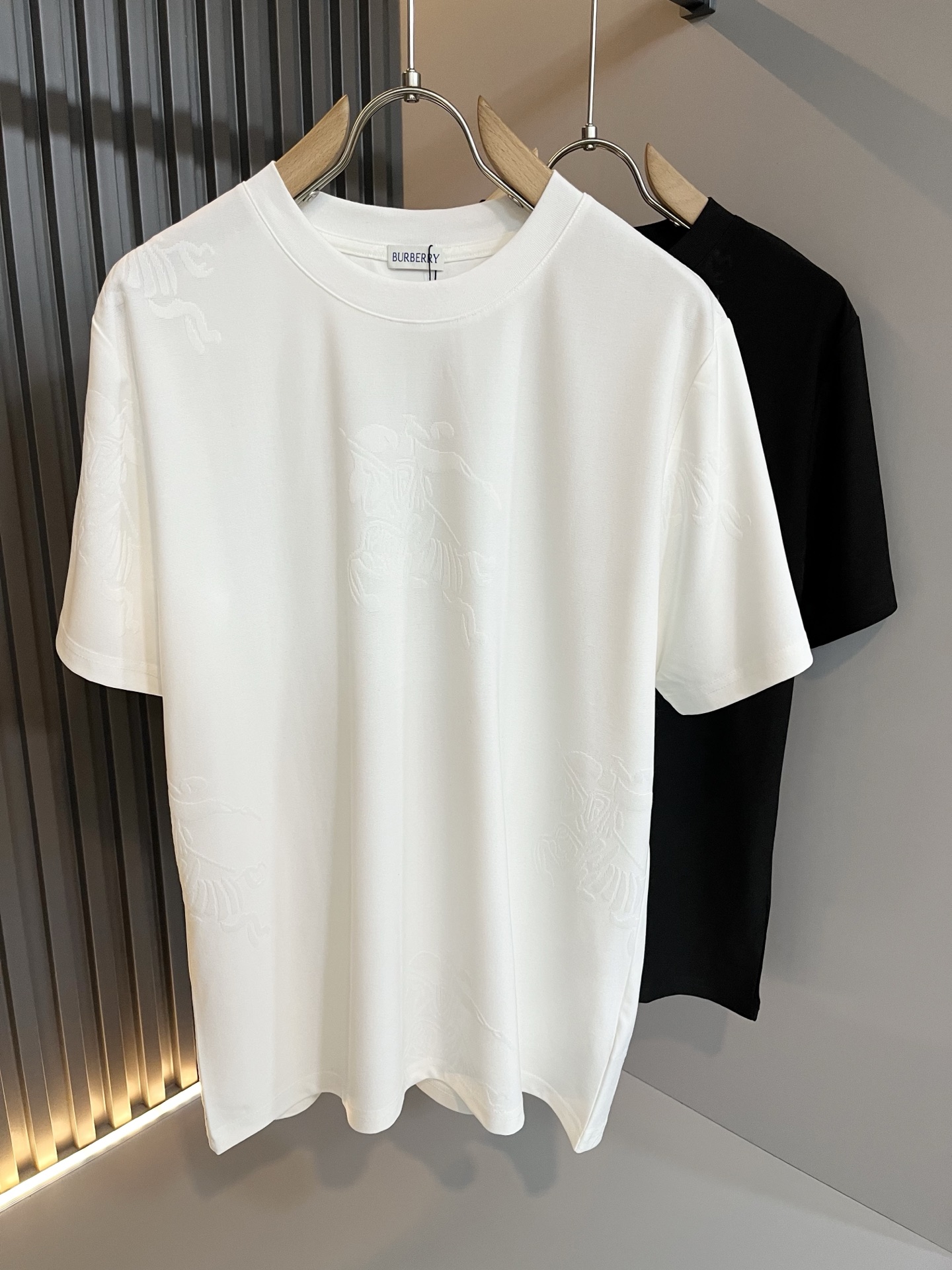 NO:736371,BURBER*Y's 2026 spring and summer new unisex short-sleeved T-shirt is a big hit. It is made of the recently popular environmentally friendly pure cotton fabric. It is a high-end outdoor sports and leisure series. It is a very hot sports trend!  BUR's latest developed special material, logo pattern jacquard design!  The fabric is also called memory cloth, which refers to the fabric with shape memory function. It beats all the versions on the market instantly. It can only be said that it is not on the same level at all. No matter in terms of material, detail restoration and craftsmanship, it is not afraid of any challenges, just to provide everyone with wonderful products. As always, it is consistent and implements B  A style of UR's core concept will be tightly tied to fashion, always maintaining a perfect, simple but not simple design style, which perfectly meets your daily needs. Size: S-2XL.,, burberry, T-shirt, tees, t-shirt,19860909BURBER*Y巴*莉2026春夏新品男女同款短袖T恤,重磅来袭,最近比较火热的环保纯棉面料制作而成,高端户外运动休闲系列,非常火热运动风潮！BUR最新研发的特殊材质,标志logo图案提花设计！面料也叫记忆布,是指具有形态记忆功能的面料,秒杀市面上一切版本,只能说根本就不是一个级别的存在,不管是材质还是细节还原度以及工艺制作方面,不惧任何挑战,只为给大家奉献绝妙产物一如既往,始终如一,贯彻了BUR核心理念的一个款式将与时尚紧紧的捆绑在一起,时刻保持完美,简约而不简单的的设计风格,完美的满足了你日常所需要的穿搭.尺码:S-2XL.,,burberry,T-shirt,tees，t-shirt,,Men's clothing