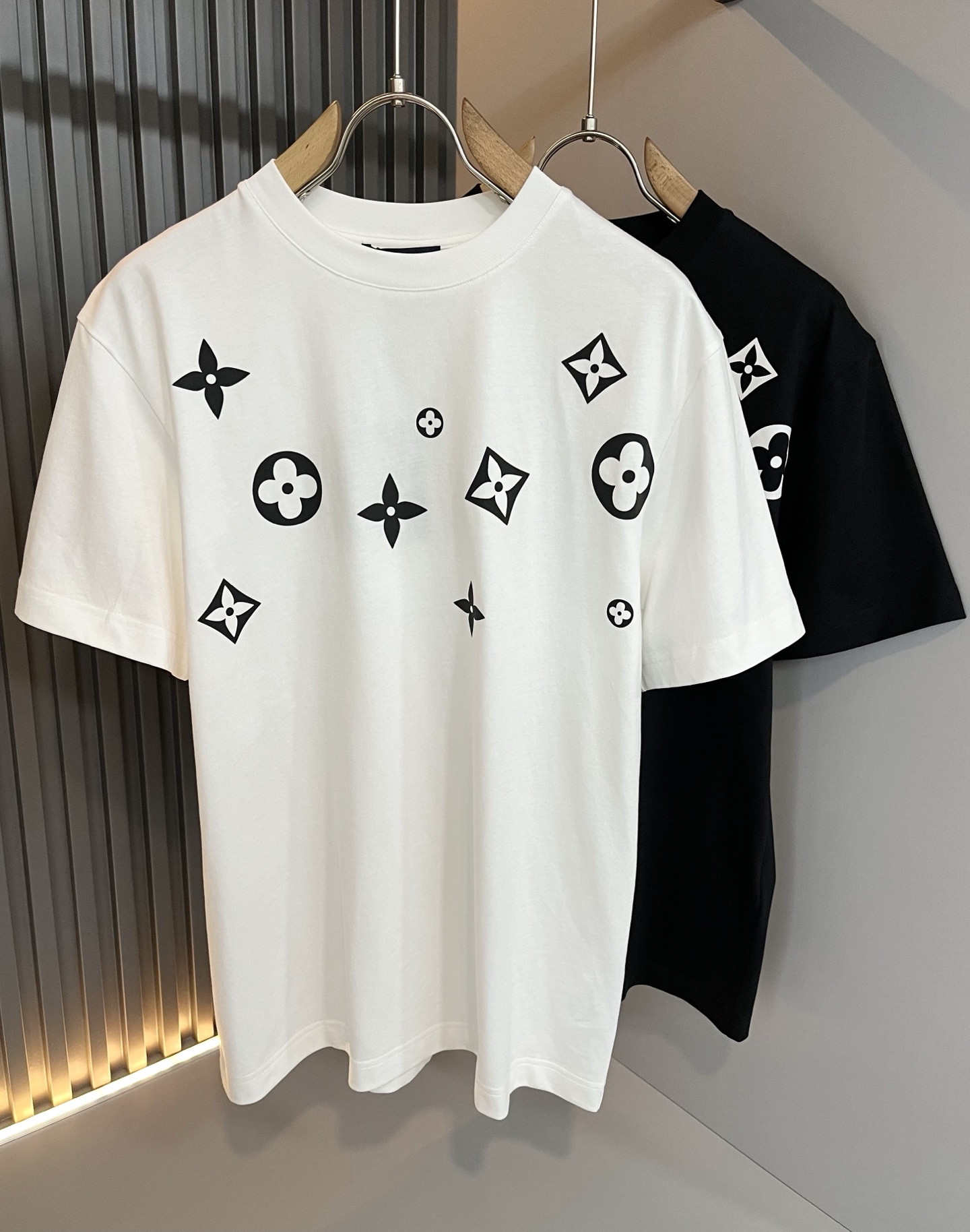 NO:736361,Louis Vuit*on 2026 spring and summer Louis family's light luxury Monogram printed short-sleeved T-shirt, the same style for men and women, with reverse nameplate patch decoration on the back!  The new high-end of the Louis family, the details and quality are always so perfect, and the creative designs are endless. You are not a fashionista if you don’t buy a few pieces of Louis this spring and summer. Monogram pattern printing technology design!  Unparalleled, it interprets Louis' iconic elements and is something that everyone loves. The top-quality organic cotton blend is super soft and tough, and has excellent breathability. It comes from world-class trade-level OEM channels, and the quantity is extremely rare and sold out. 'Donkey Brand' every year  The presbyopia items will be released, the three-dimensional logo presents an unusual texture, and is clean and neat. This is the Louis family's unique skill and the latest technology of this season. The level of detail has reached the top, and the three-dimensional tailoring design is a must. It is a fusion of luxury and fashion!  Size S-2XL,,louis vuitton,louis vuitton,louis vuitton,T-shirt,tees,t-shirt,19860909Louis Vuit*on 2026春夏路易家族轻奢Monogram印花工艺短袖T恤,男女同款背后反向铭牌贴布装饰！路易家族的新高端,细节品质永远的那么完美无瑕,创意设计层出不穷.今年春夏季节没有入手几件路易你算不上时尚达人.Monogram图案印花工艺设计！无与伦比,诠释路易的标志性元素,实属人见人爱的东西.顶级的有机棉质混纺,超级柔软且具有韧性,透气感也是绝佳.来自世界级贸易级别的代工厂渠道,数量极其稀少售完无补.“驴牌”每年都会出的老花单品,立体Logo呈现不一般的质感,干净俐落.这是路易家族的看家绝活也是本季度的最新工艺.细致化程度已经达到顶端了,立体剪裁的版型设计堪称一绝.属于奢华与时尚的融合！尺码S-2XL,,louis vuitton,louis vuitton,louis vuitton,T-shirt,tees，t-shirt,,Men's clothing