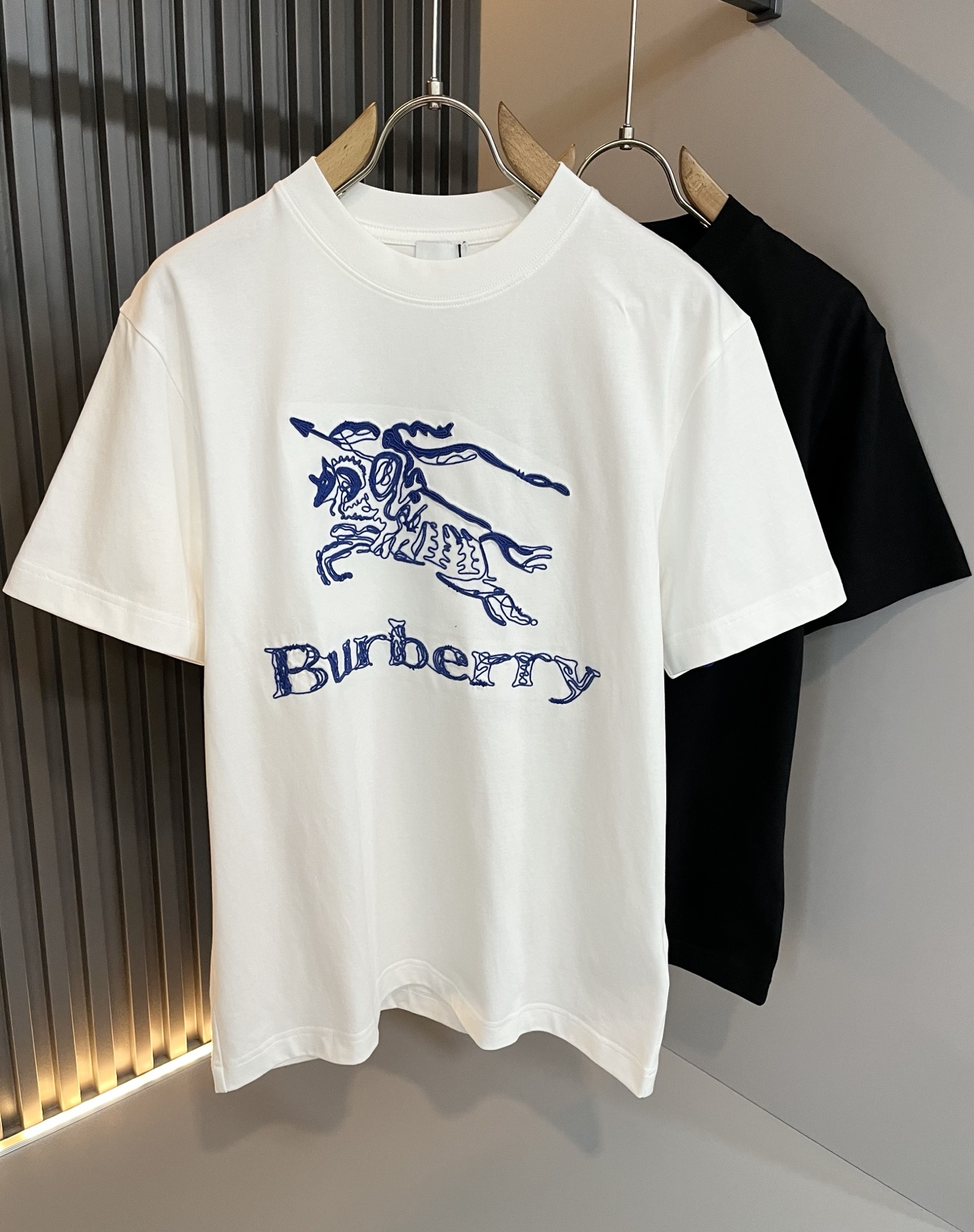 NO:736354,BURBER*Y's 2026 spring and summer new short-sleeved T-shirt is a big hit. It is made of the recently popular environmentally friendly pure cotton fabric. It is a high-end outdoor sports and leisure series. It is a very hot sports trend!  BUR's latest research and development of special materials, body logo embroidery design!  The fabric is also called memory cloth, which refers to the fabric with morphological memory function. It beats all versions on the market instantly. It can only be said that it is not on the same level at all. Whether it is the material, the degree of detail restoration and the craftsmanship, it is not afraid of any challenges, just to provide everyone with wonderful products. As always, it is consistent and implemented.  A style of BUR's core concept will be tightly tied to fashion, always maintaining a perfect, simple but not simple design style, which perfectly meets your daily needs. Size: S-2XL,, burberry, T-shirt, tees, t-shirt,19860909BURBER*Y巴*莉2026春夏新品短袖T恤,重磅来袭,最近比较火热的环保纯棉面料制作而成,高端户外运动休闲系列,非常火热运动风潮！BUR最新研发的特殊材质,衣身logo图案刺绣设计！面料也叫记忆布,是指具有形态记忆功能的面料,秒杀市面上一切版本,只能说根本就不是一个级别的存在,不管是材质还是细节还原度以及工艺制作方面,不惧任何挑战,只为给大家奉献绝妙产物一如既往,始终如一,贯彻了BUR核心理念的一个款式将与时尚紧紧的捆绑在一起,时刻保持完美,简约而不简单的的设计风格,完美的满足了你日常所需要的穿搭.尺码:S-2XL,,burberry,T-shirt,tees，t-shirt,,Men's clothing