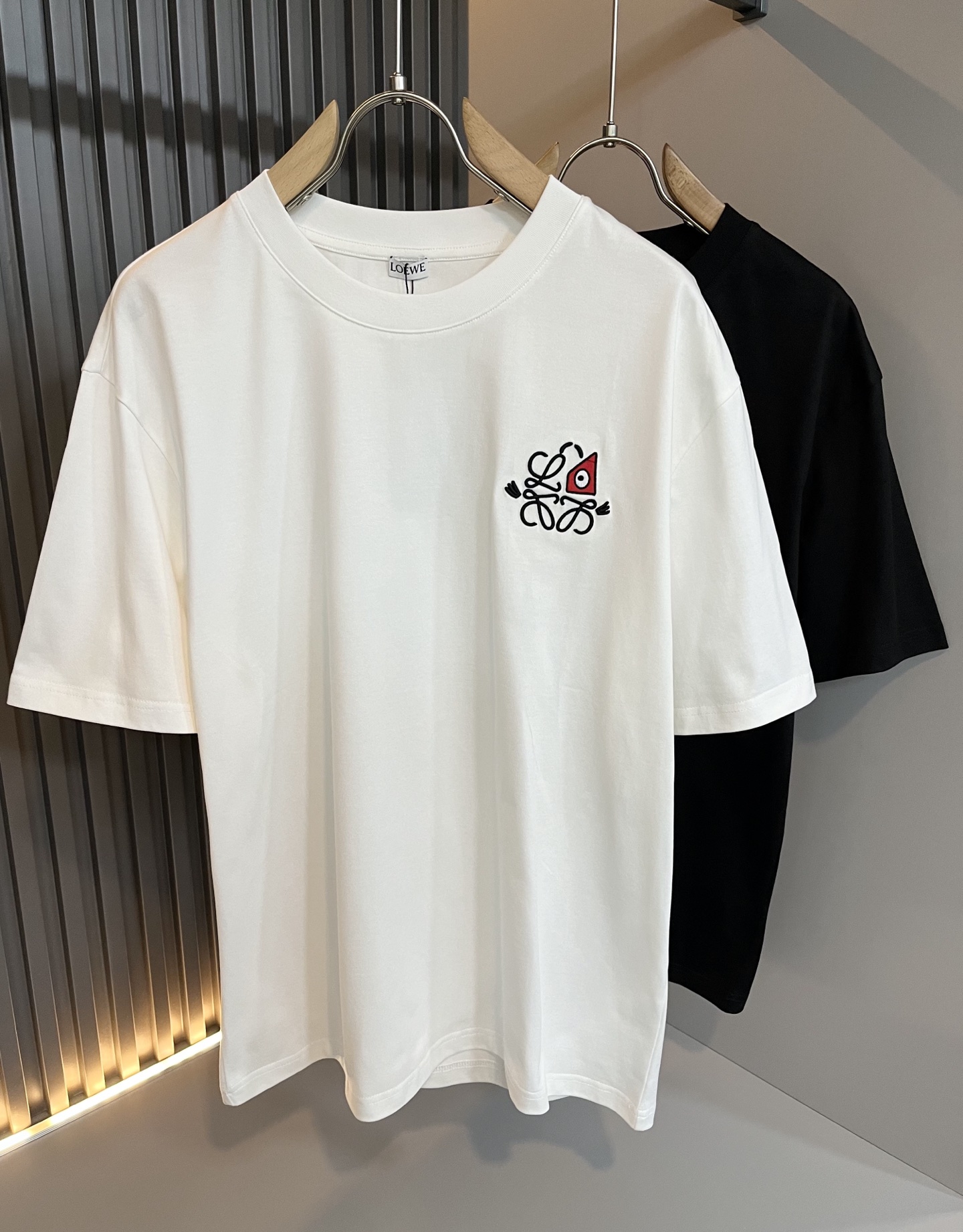 NO:745168,LOE*WE 2026 spring and summer new short-sleeved T-shirt for men and women, Italian original order channel, highly personalized and high-end style, logo pattern embroidery design!  Pure cotton short-sleeved T-shirt for couples!  !  The latest popular fashion product has arrived. It is a simple and high-end fashion item. It is a fashion product with very high-end charm and is a must-have item for fashion trends!  Italian original factory channel, special supply level order, released simultaneously by Hong Kong, Macao and Taiwan buyer stores. This model is also the latest popular product of Loewe family this year, and it is also the most classic product. Its specifications and quality are beyond doubt!  !  The selection is extremely diverse. It goes without saying that this style has that fresh and natural feeling, which highlights the brand's charm and high-end sense. The texture of this style is very good, and the weight and color that can be felt by hand are even better on the skin. It is a full wearing enjoyment!  !  Size: M-3XL,,loewe,loewe,T-shirt,tees,t-shirt,19860909LOE*WE罗*威 2026春夏新款男女同款短袖T恤,意大利原厂订单渠道,极具个性高级风,标志logo图案刺绣工艺设计！情侣款纯棉短袖T恤！！最新时尚潮流人气产物驾到,又是一款简约高级的时尚单品,穿搭魅力十分高级不俗的时尚产物 ,时尚潮流必备单品！意大利原厂渠道,特供级别订单,同步港澳台买手店发布,此款也是罗意威家今年的最新人气产物,也是最经典的产物,其规格跟档次更是毋庸置疑！！ 选择极具多样化,言而喻此款自然具备那种清新自然的感觉,彰显品牌魅力与高级感,此款的质感十分的到位,用手可以感知的重磅跟出彩亲肤程度更是上佳,十足的穿着享受！！尺码: M-3XL,,loewe,loewe,T-shirt,tees，t-shirt,,Men's clothing