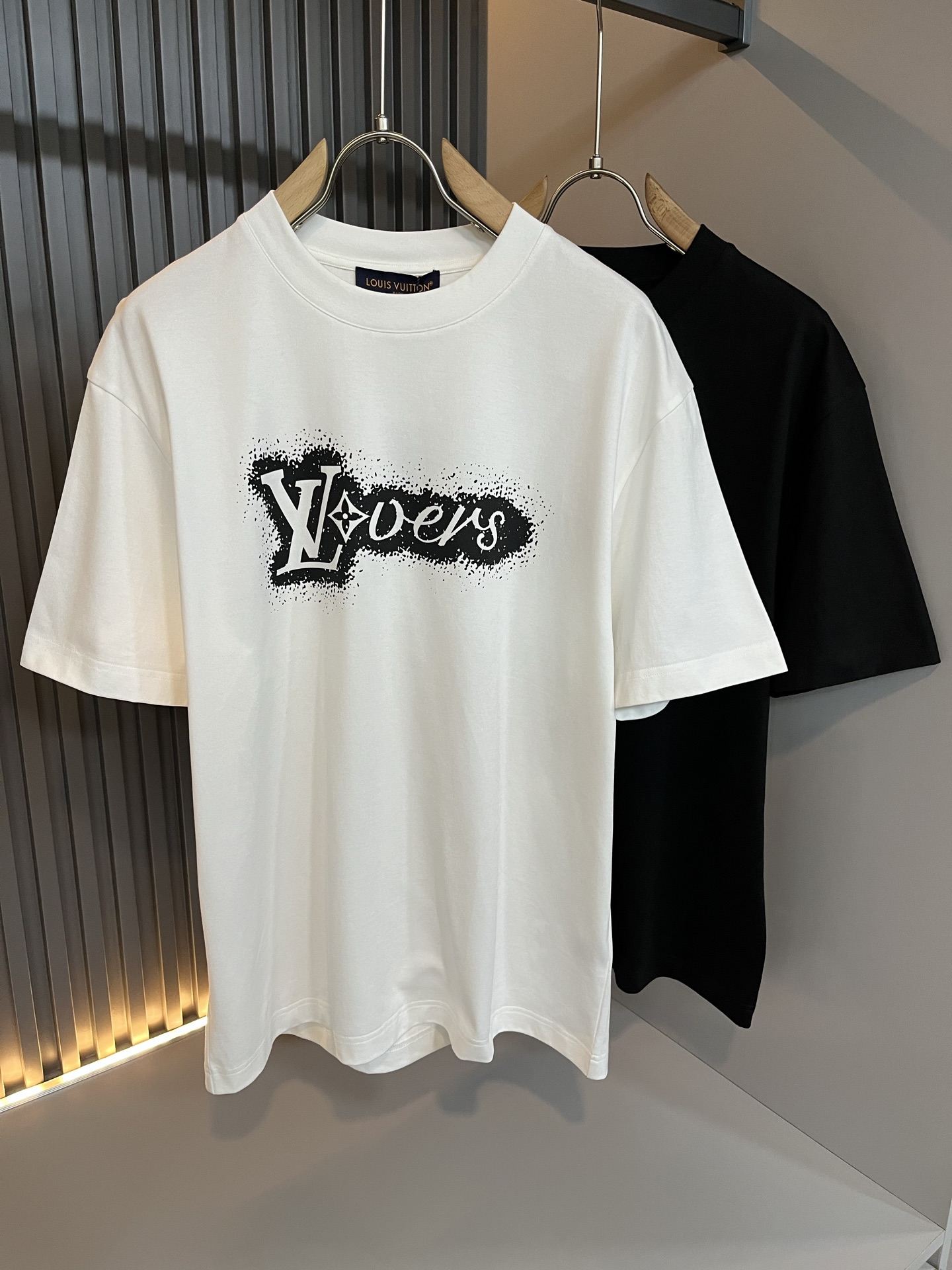 NO:745132,LouisVuitt* Louis*den's new 2026 spring and summer series of items are online. It is a very fashionable and avant-garde short-sleeved T-shirt for men and women, decorated with logo pattern printing!  It is different from the past and declares the design concept of brand inheritance!  Its eye-catching appeal is no less than any classic style, perfectly presenting the sense of fashion, high-end and luxury to the world!  It is made of 260 grams of imported 100% cotton material. It is made of high-quality pure cotton fabrics. It feels soft and skin-friendly. It will definitely exceed your imagination when you get it. It is extremely comfortable and breathable. Even if you sweat profusely, you will not feel greasy or stuffy. It maximizes sweat wicking and moisture absorption!  Size M-3XL,,louis vuitton,louis vuitton,T-shirt,tees,t-shirt,19860909LouisVuitt*路易*登 2026春夏全新系列单品上线,非常时髦前卫的一款男女同款短袖T恤,标识logo图案印花修饰！区别于以往的不同,宣示品牌传承的设计理念！其吸睛度完全不亚于任何经典款式,将时髦高级感与奢华感完美呈现在世人眼前！客供进口260克全棉材质制成,精选优质纯棉面料,触感软糯亲肤细腻,实物到手绝对超乎你的想象,贴身无比舒适透气,即便是汗流浃背也不会有腻身及闷热感可言,将排汗吸湿性发挥到了极致！尺码M-3XL,,louis vuitton,louis vuitton,T-shirt,tees，t-shirt,,Men's clothing