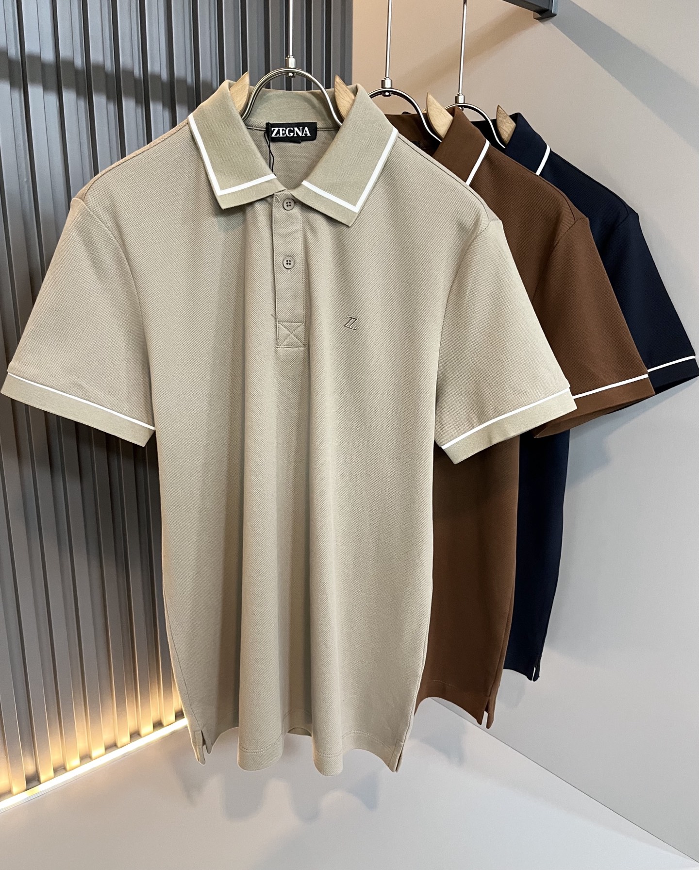 NO:745174,Ermenegildo Zeg*a 2026 spring and summer new men's casual Polo short sleeves, orders from foreign trade companies!  It is one of Zegna’s classic proprietary fabrics!  Logo embroidery design on the chest!  Customized original pique cotton fabric!  It feels soft and delicate, but the shape is straight and stylish!  The details are extremely luxurious... perfectly interpreting the high-quality appearance. Sizes M-3XL,,zegna,T-shirt,19860909Ermenegildo Zeg*a杰*亚 2026春夏新品男士休闲Polo短袖,外贸公司订单！是杰尼亚经典的专有织物之一！ 胸前logo图案刺绣设计！定制原版珠地棉面料！触感又柔软细腻、但型态又笔挺有型！ 细节奢华极致… 完美演绎高品质品相.尺码M-3XL,,zegna,T-shirt,,Men's clothing