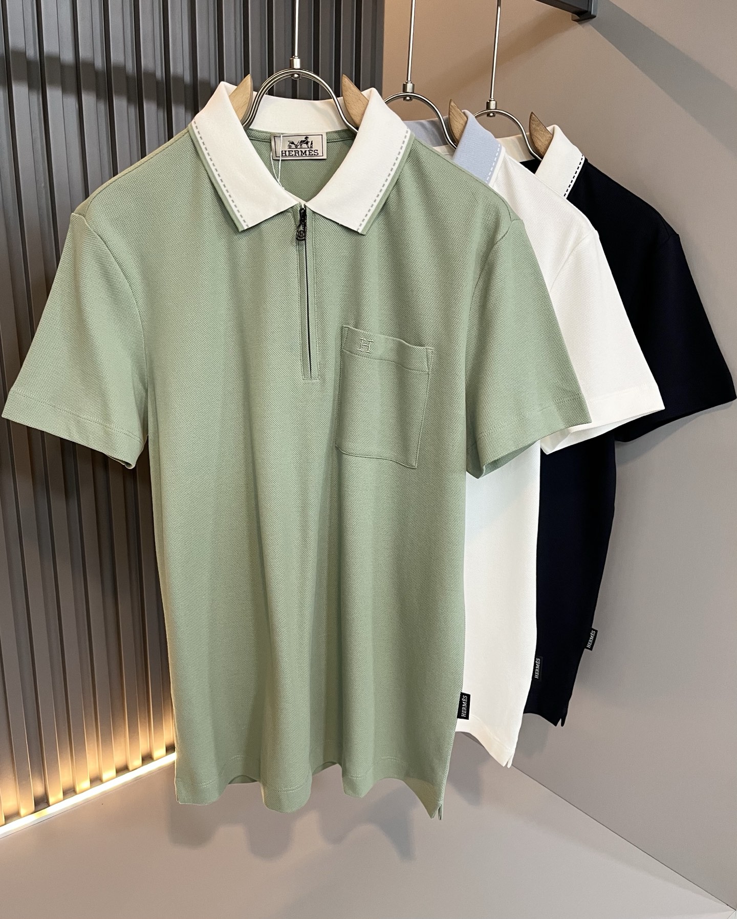 NO:745150,Her*mes 2026 spring and summer new men's short-sleeved Polo shirt, a newly upgraded and versatile basic style, low-key luxury, a choice of quality!  Made of high-quality piqué cotton, it has good hygroscopicity, is comfortable and breathable, and allows you to enjoy a light and comfortable wearing experience. It has super vertical performance, meticulous craftsmanship, and is highly recognizable. It shows the new brand's classic perfect fit design and the logo embroidery design on the chest!  The tailoring is precise and simple. The style is simple and elegant, and it can show fashionable charm in daily leisure life. Sizes M-3XL, T-shirt,19860909Her*mes爱*仕2026春夏新款男士短袖Polo衫,全新升级百搭基础款,低调奢华,品格之选！甄选优质精选珠地棉打造而成,吸湿性好,舒适透气,享受轻薄轻松自在的穿着体验,有着超强的垂直性能,工艺细致,辨识度极高,展现全新品牌经典完美版型设计,胸前logo图案刺绣设计！在裁剪上精准到位.简约大气风格,又能在日常休闲生活中展现时尚魅力.尺码M-3XL,,T-shirt,,Men's clothing