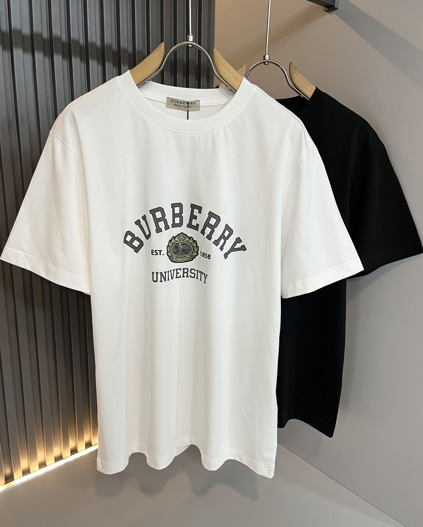 NO:745144,BURBER*Y's 2026 spring and summer new short-sleeved T-shirt is a big hit. It is made of the recently popular environmentally friendly pure cotton fabric. It is a high-end outdoor sports and leisure series. It is a very hot sports trend!  BUR's latest research and development of special materials, body logo print design!  The fabric is also called memory cloth, which refers to the fabric with morphological memory function. It beats all versions on the market instantly. It can only be said that it is not on the same level at all. Whether it is the material, the degree of detail restoration and the craftsmanship, it is not afraid of any challenges, just to provide everyone with wonderful products. As always, it is consistent and implemented.  A style of BUR's core concept will be tightly tied to fashion, always maintaining a perfect, simple but not simple design style, which perfectly meets your daily needs. Size: M-3XL,, burberry, T-shirt, tees, t-shirt,19860909BURBER*Y巴*莉2026春夏新品短袖T恤,重磅来袭,最近比较火热的环保纯棉面料制作而成,高端户外运动休闲系列,非常火热运动风潮！BUR最新研发的特殊材质,衣身logo图案印花设计！面料也叫记忆布,是指具有形态记忆功能的面料,秒杀市面上一切版本,只能说根本就不是一个级别的存在,不管是材质还是细节还原度以及工艺制作方面,不惧任何挑战,只为给大家奉献绝妙产物一如既往,始终如一,贯彻了BUR核心理念的一个款式将与时尚紧紧的捆绑在一起,时刻保持完美,简约而不简单的的设计风格,完美的满足了你日常所需要的穿搭.尺码:M-3XL,,burberry,T-shirt,tees，t-shirt,,Men's clothing