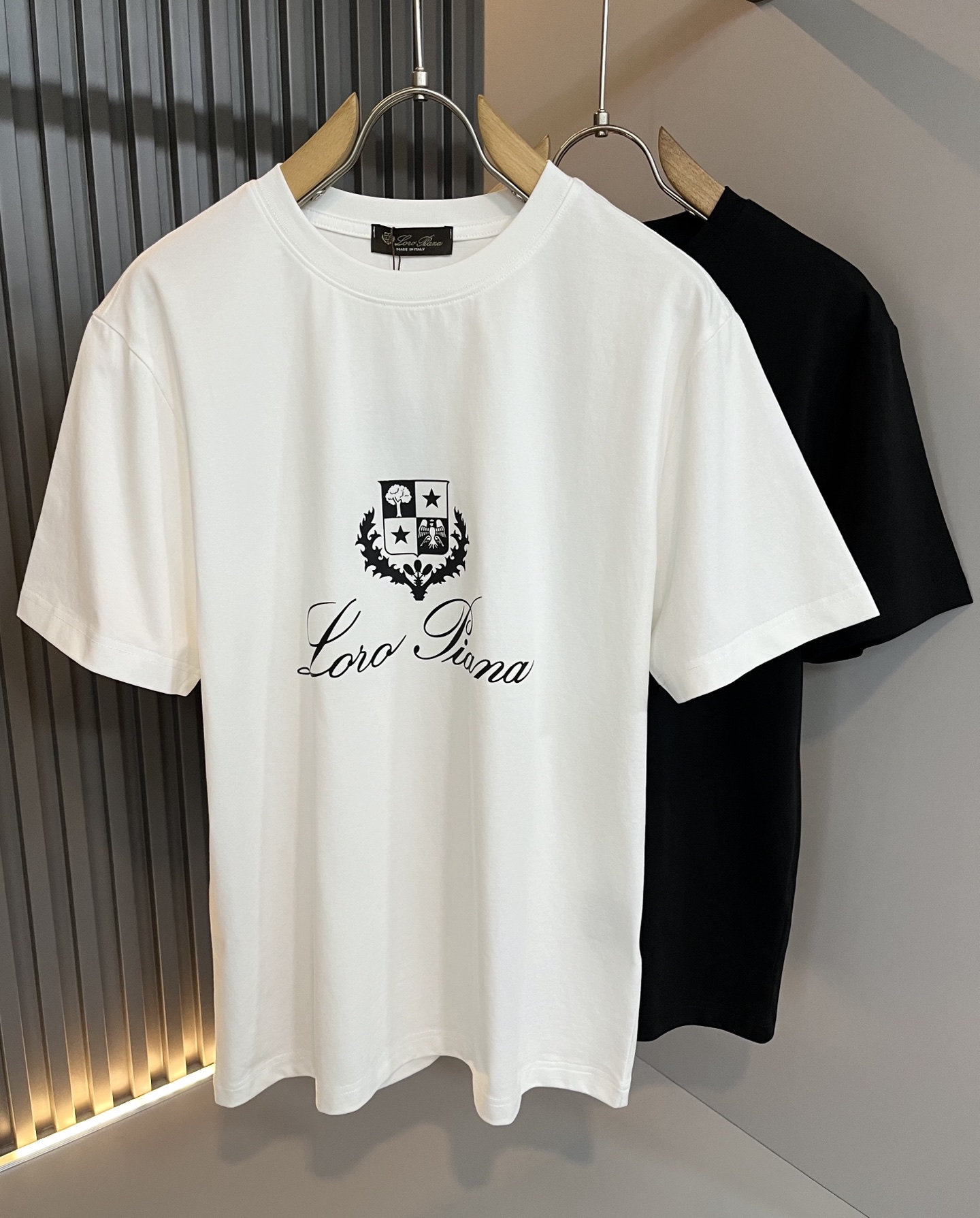 NO:745183,Loro Piana 2026 spring and summer men's latest trade order short-sleeved T-shirts, all in good condition!  !  Internet celebrity model!  Adopt logo pattern laminated design!  The upper body is comfortable and breathable, not stiff, and has a rich three-dimensional feel overall. Quality export orders, customized exclusive fabric tailoring, meet the simple needs of commuters for dressing. The upper body effect is very good, slimming, and not picky about the figure. The fabric workmanship... is impeccable. Only good craftsmanship and good fabrics can make you wear a good taste. It is a must-have item for everyone!  Size M-3XL,,loro piana,T-shirt,tees,t-shirt,19860909Loro Piana诺悠翩雅 2026春夏男士最新的贸易订单短袖T恤,全品相！！网红款！采用logo图案压胶设计！上身舒适透气,不僵硬,整体有着丰富的立体感,品质出口订单,定制专属面料剪裁,满足通勤人们对于着装的简约需求,上身效果很好,显瘦,不挑剔身材.面料做工....无可挑剔,好工艺好面料才能穿出好品味一款,人手必备单品！尺码M-3XL,,loro piana,T-shirt,tees，t-shirt,,Men's clothing