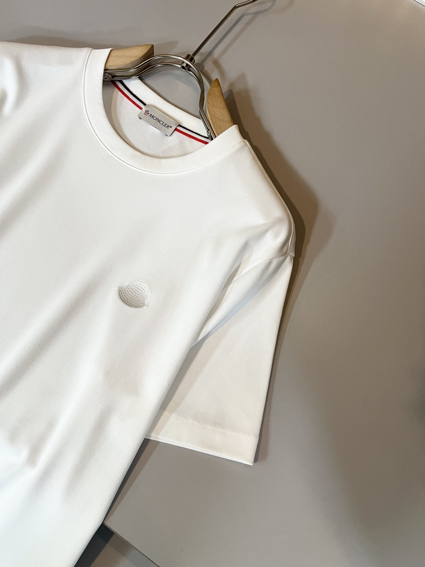 Moncler蒙家 2026春夏最新男女同款👫贸易订单短袖T恤，全品相！！网红款！采用logo图案刺绣设