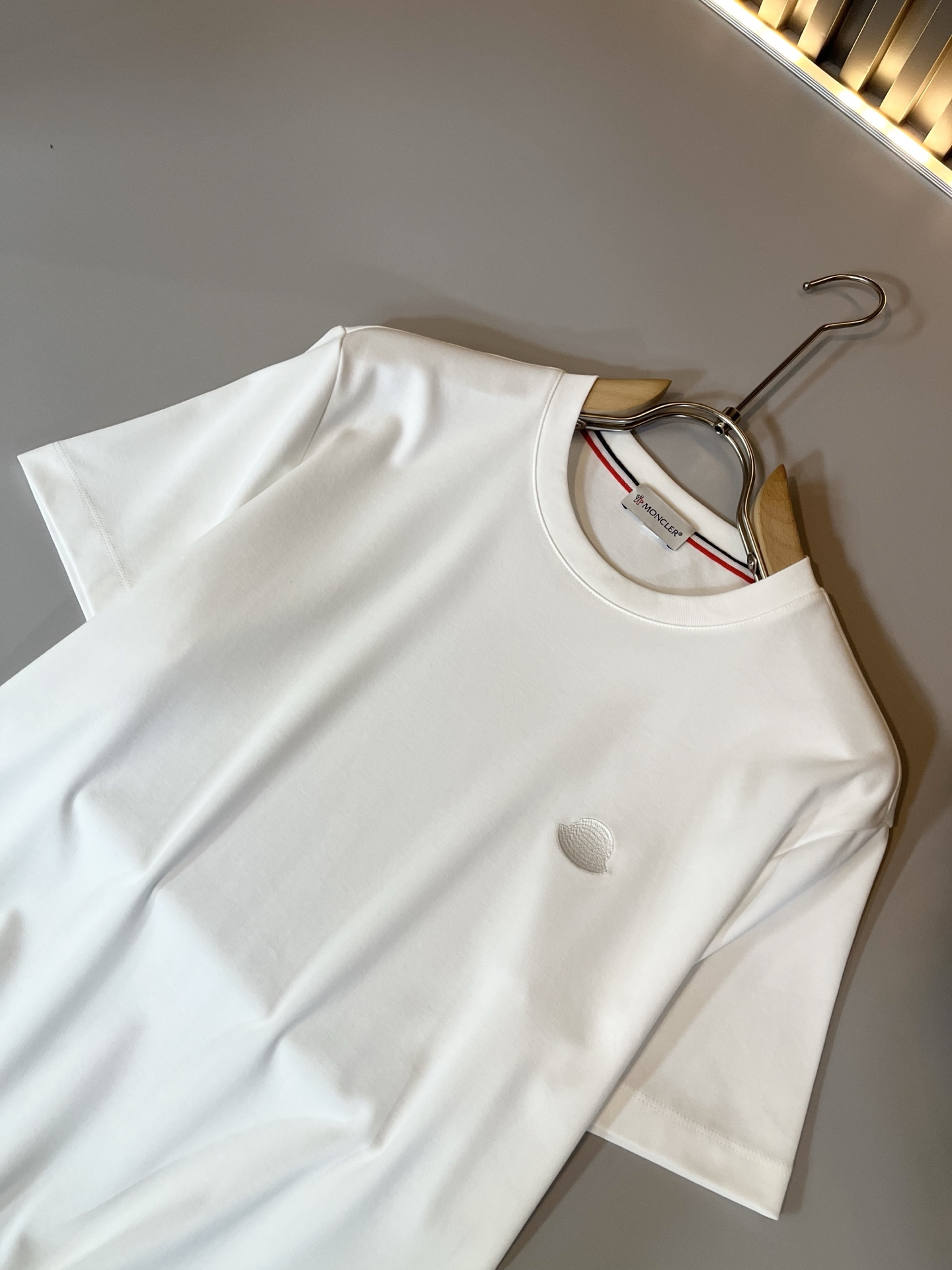 Moncler蒙家 2026春夏最新男女同款👫贸易订单短袖T恤，全品相！！网红款！采用logo图案刺绣设