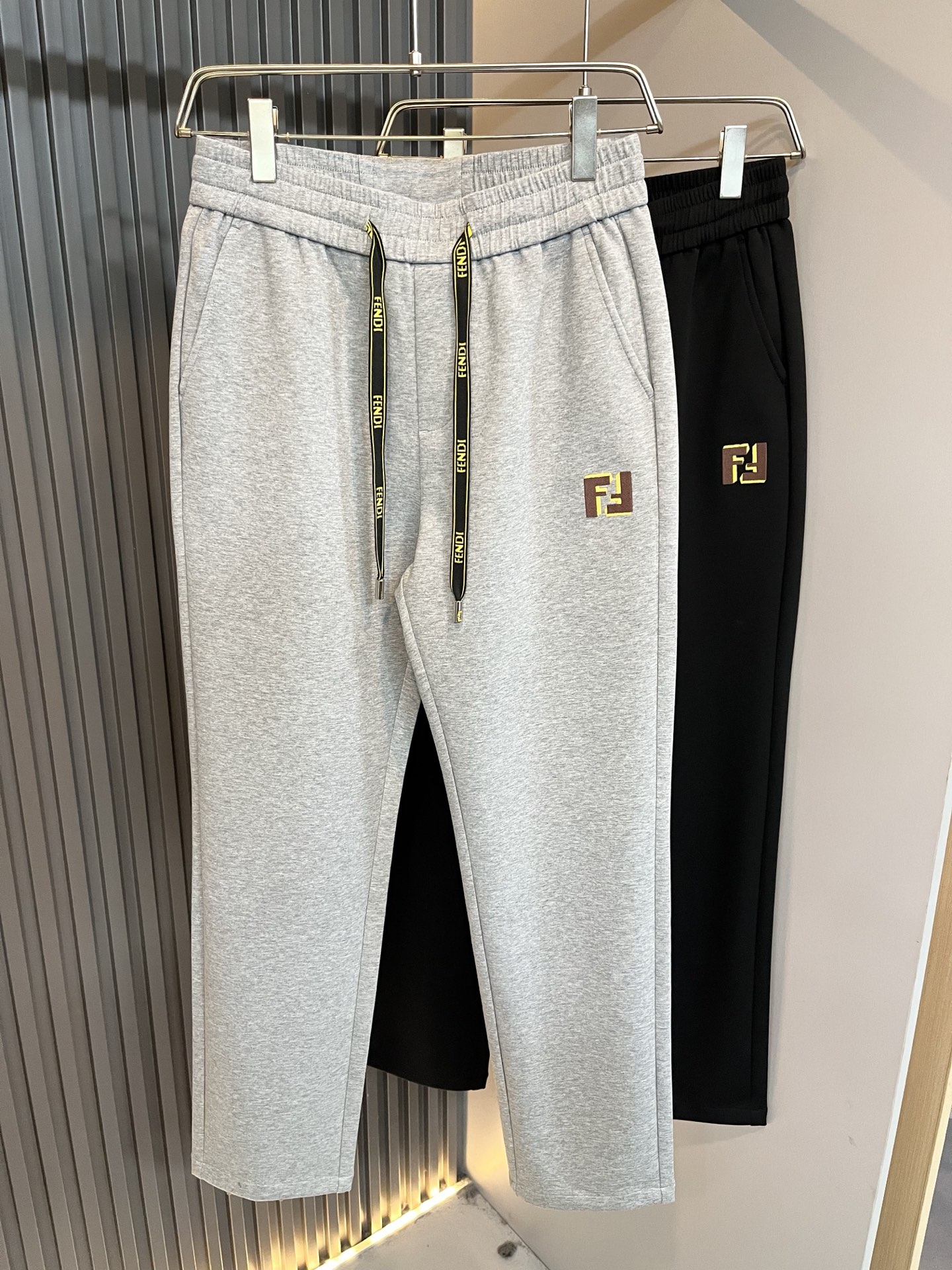 FEN*DI芬*迪 2026春夏新款经典休闲百搭抽绳休闲裤，贸易公司渠道订单，FD百搭休闲裤，大牌中的潮