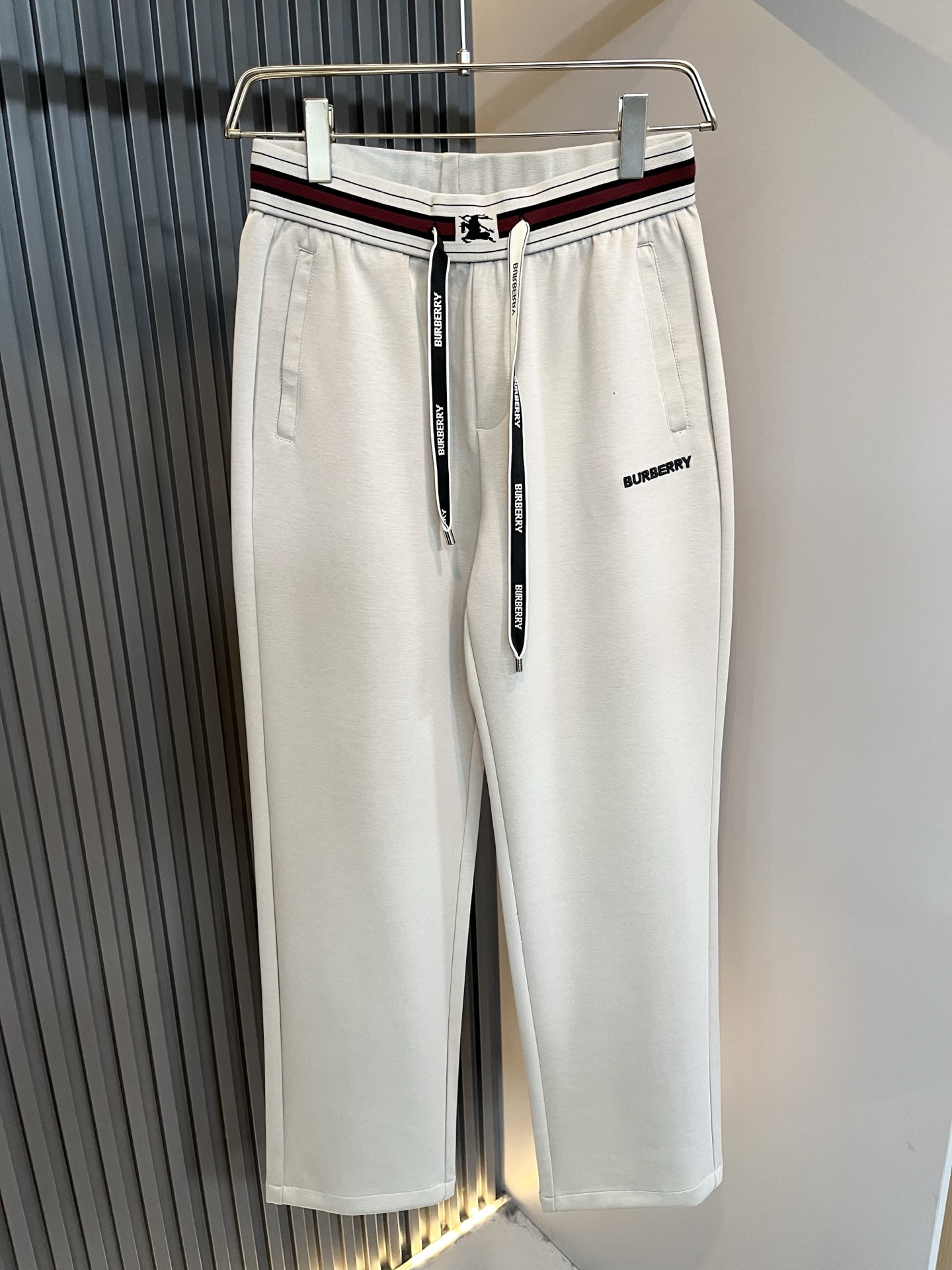 BURBER*Y巴*莉 2026春夏新款男士休闲裤！简约百搭款，不挑人穿，腰部松紧抽绳设计！前后标志lo