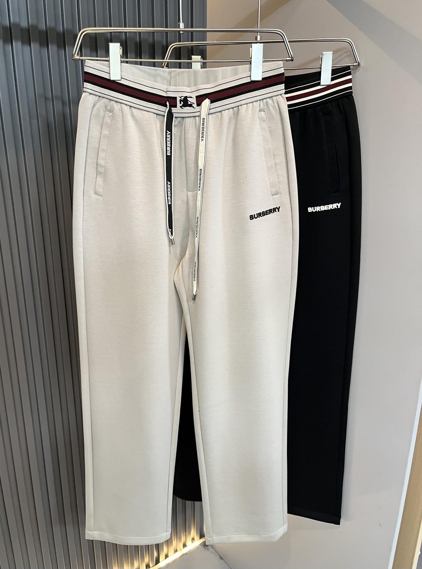 BURBER*Y巴*莉 2026春夏新款男士休闲裤！简约百搭款，不挑人穿，腰部松紧抽绳设计！前后标志lo