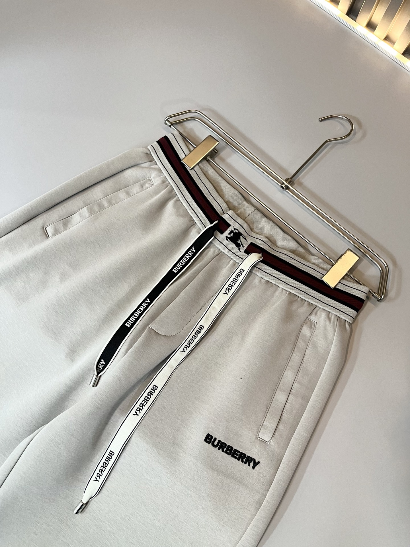 BURBER*Y巴*莉 2026春夏新款男士休闲裤！简约百搭款，不挑人穿，腰部松紧抽绳设计！前后标志lo