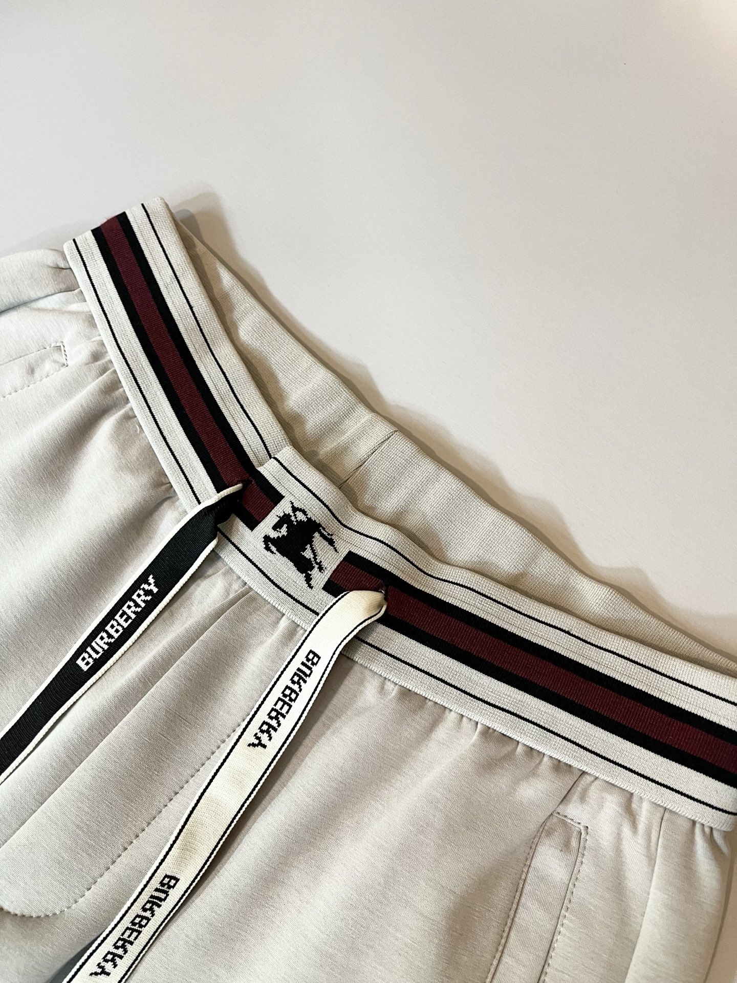 BURBER*Y巴*莉 2026春夏新款男士休闲裤！简约百搭款，不挑人穿，腰部松紧抽绳设计！前后标志lo