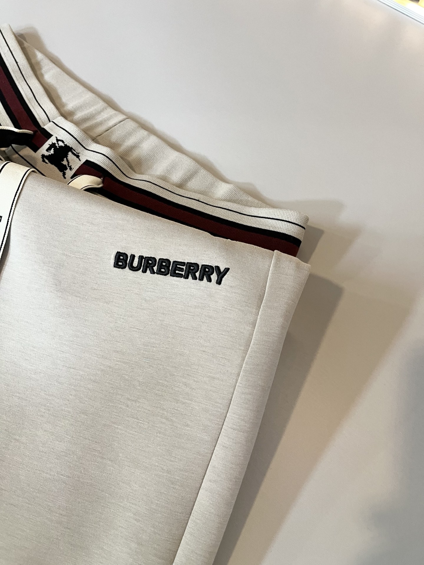 BURBER*Y巴*莉 2026春夏新款男士休闲裤！简约百搭款，不挑人穿，腰部松紧抽绳设计！前后标志lo