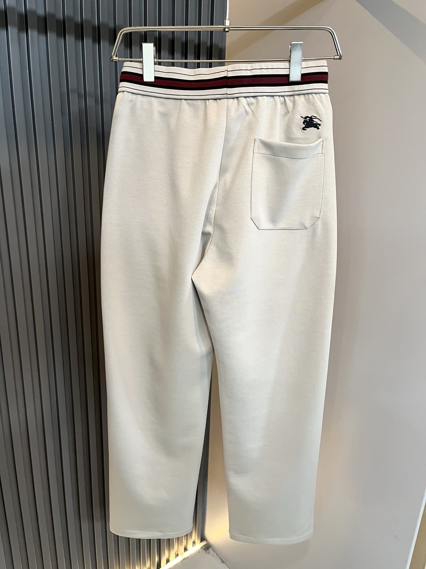 BURBER*Y巴*莉 2026春夏新款男士休闲裤！简约百搭款，不挑人穿，腰部松紧抽绳设计！前后标志lo