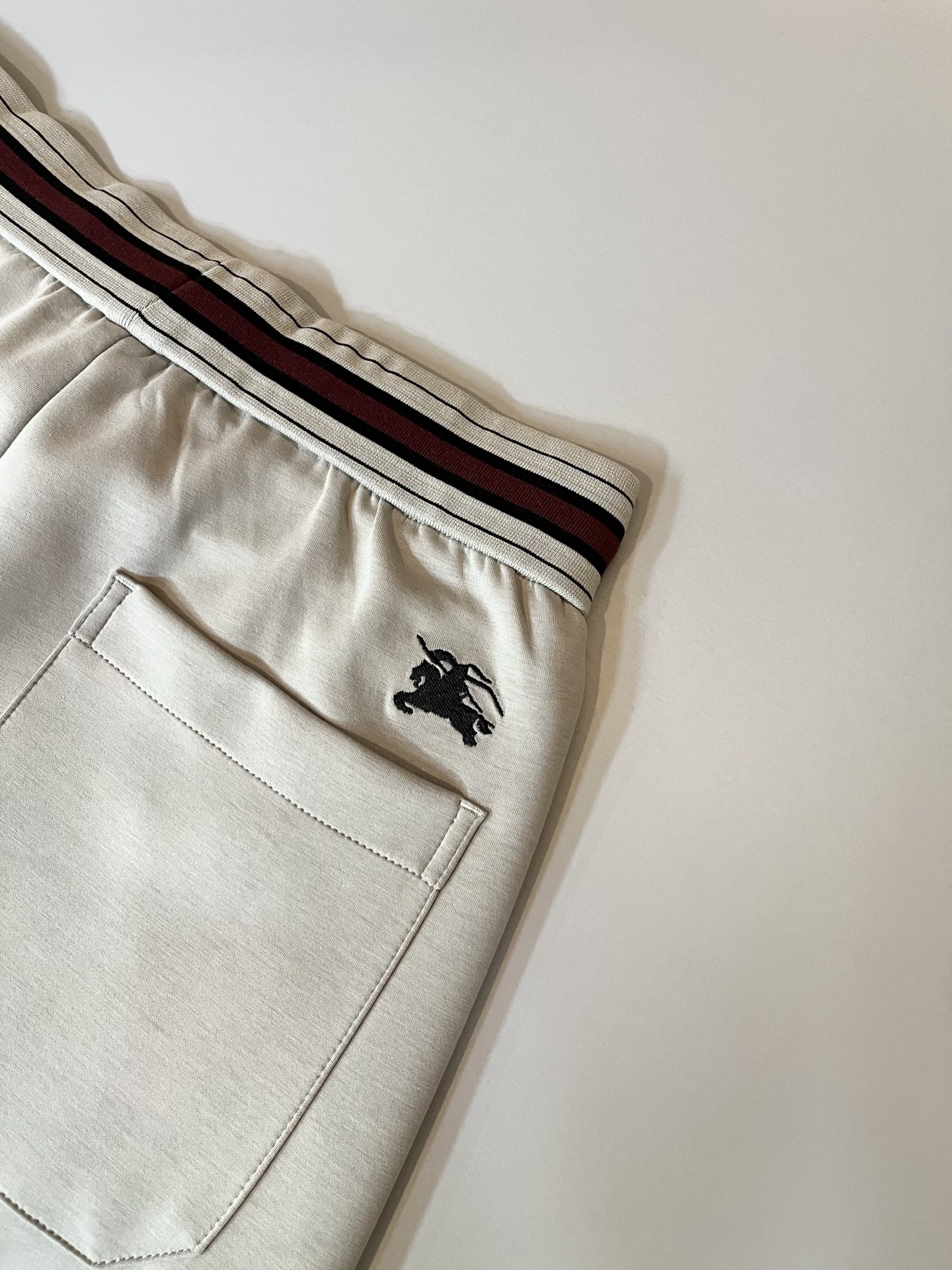 BURBER*Y巴*莉 2026春夏新款男士休闲裤！简约百搭款，不挑人穿，腰部松紧抽绳设计！前后标志lo