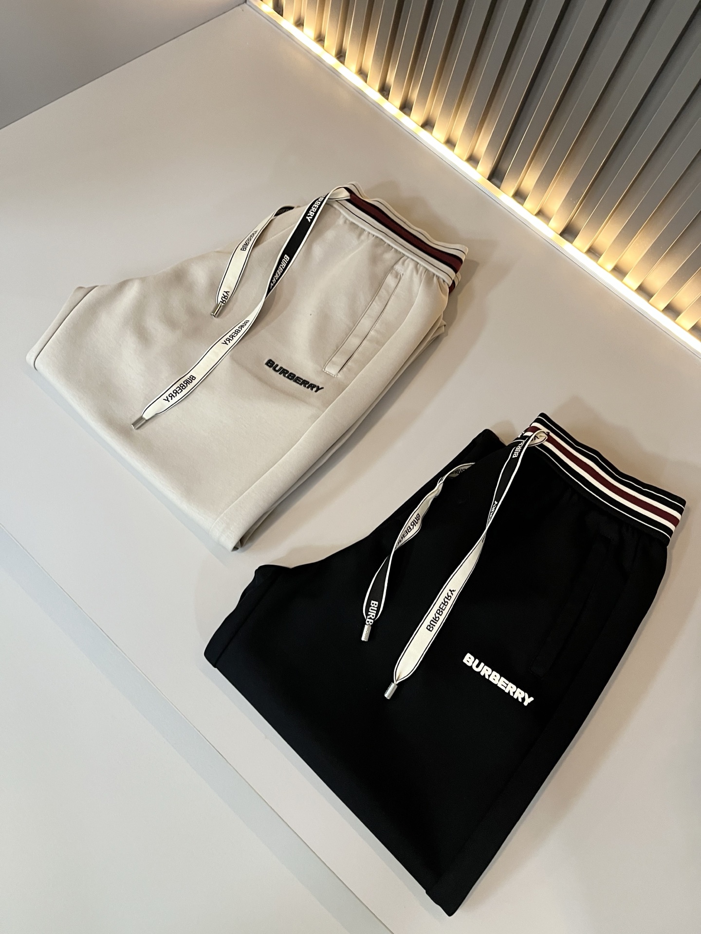 BURBER*Y巴*莉 2026春夏新款男士休闲裤！简约百搭款，不挑人穿，腰部松紧抽绳设计！前后标志lo