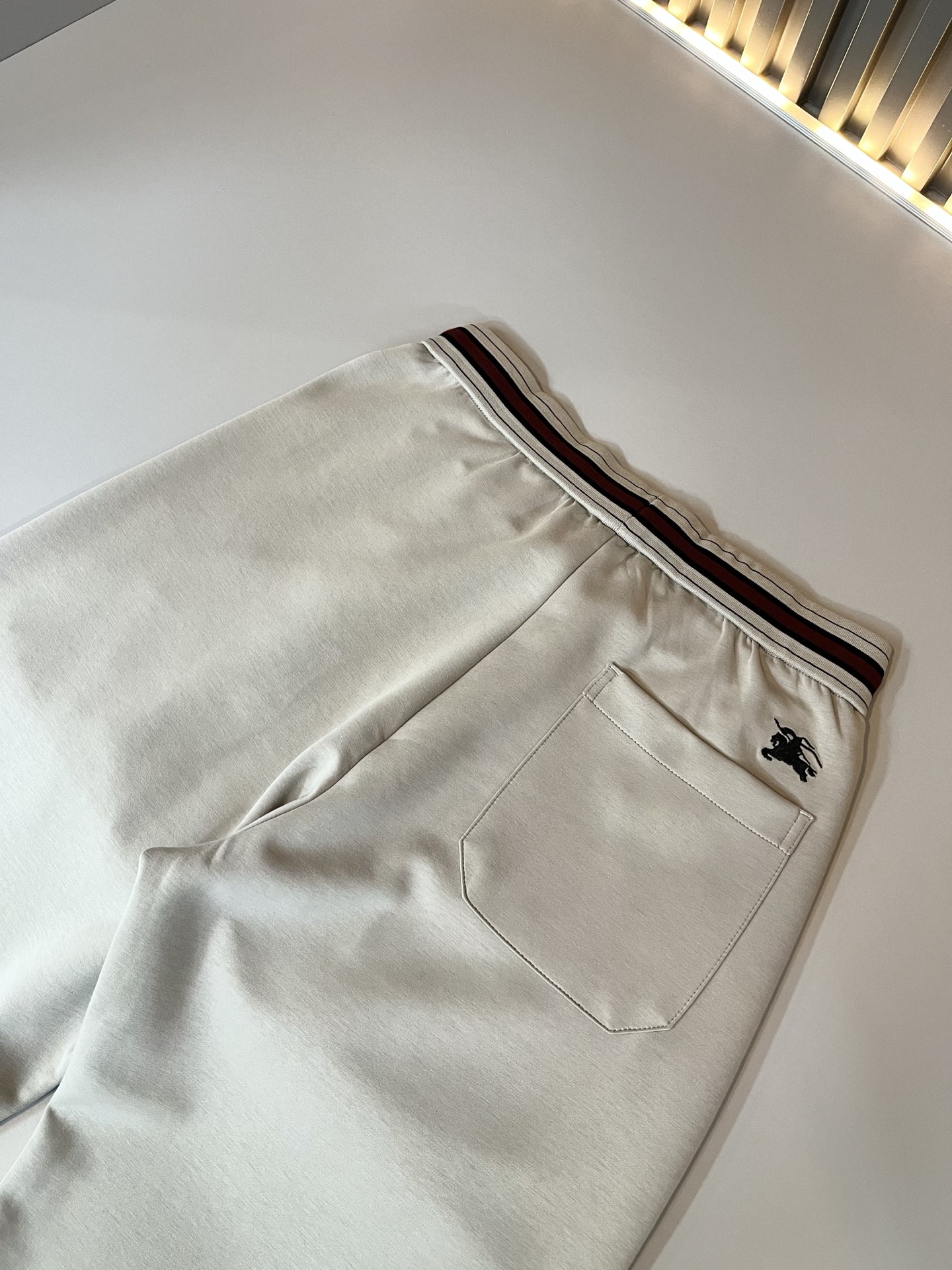 BURBER*Y巴*莉 2026春夏新款男士休闲裤！简约百搭款，不挑人穿，腰部松紧抽绳设计！前后标志lo